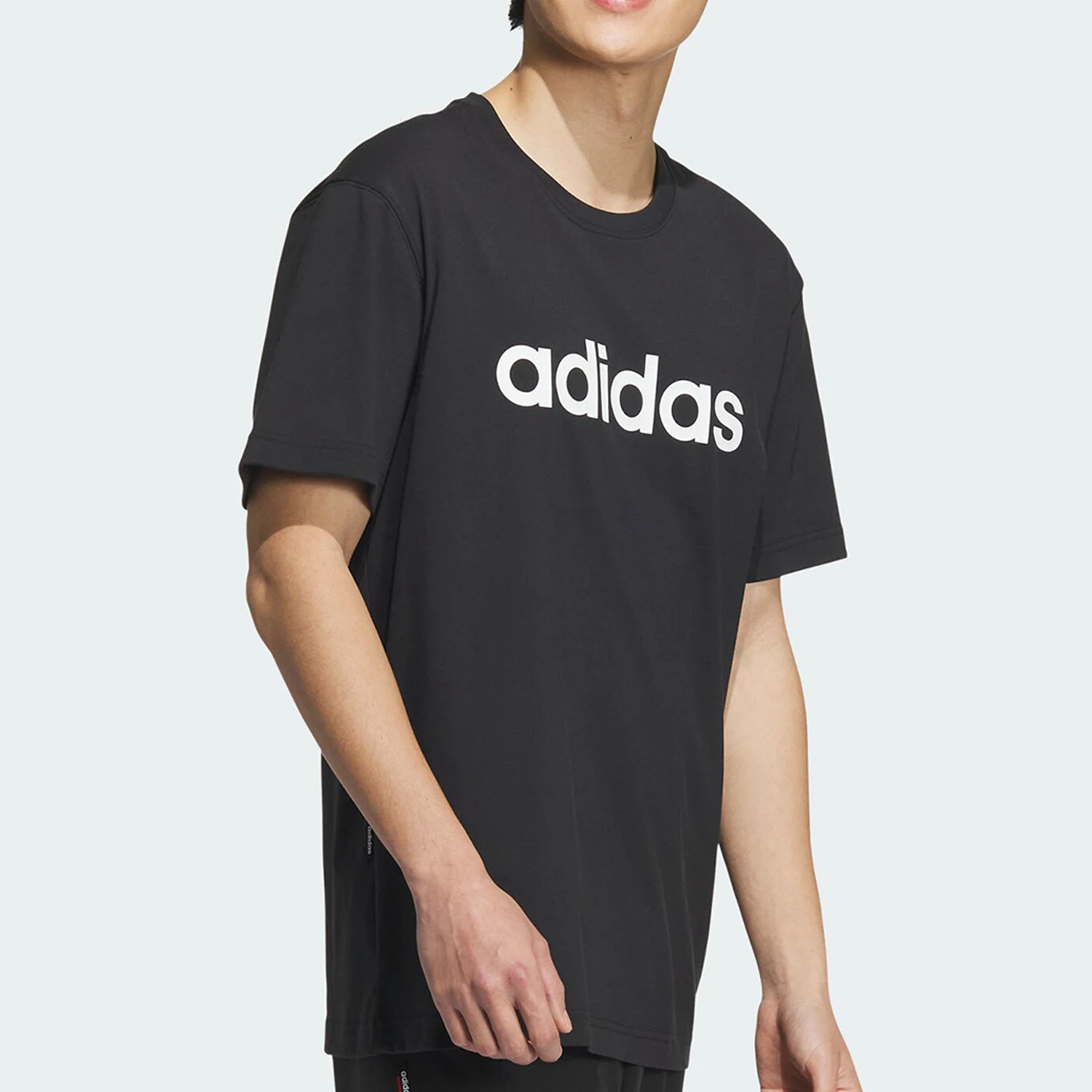 Adidas Black Crew — футболка с вырезом и большим белым логотипом бренда — простой и стильный для повседневной и спортивной одежды
Adidas Black Crew — футболка с вырезом и большим белым логотипом бренда — простой и стильный для повседневной и спортивной одежды