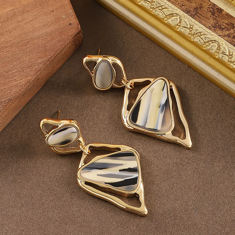 Fashionable, exquisite and personalized irregular shaped leopard print plate earrings niche light luxury style commuter earrings
Fashionable, exquisite and personalized irregular shaped leopard print plate earrings niche light luxury style commuter earrings
