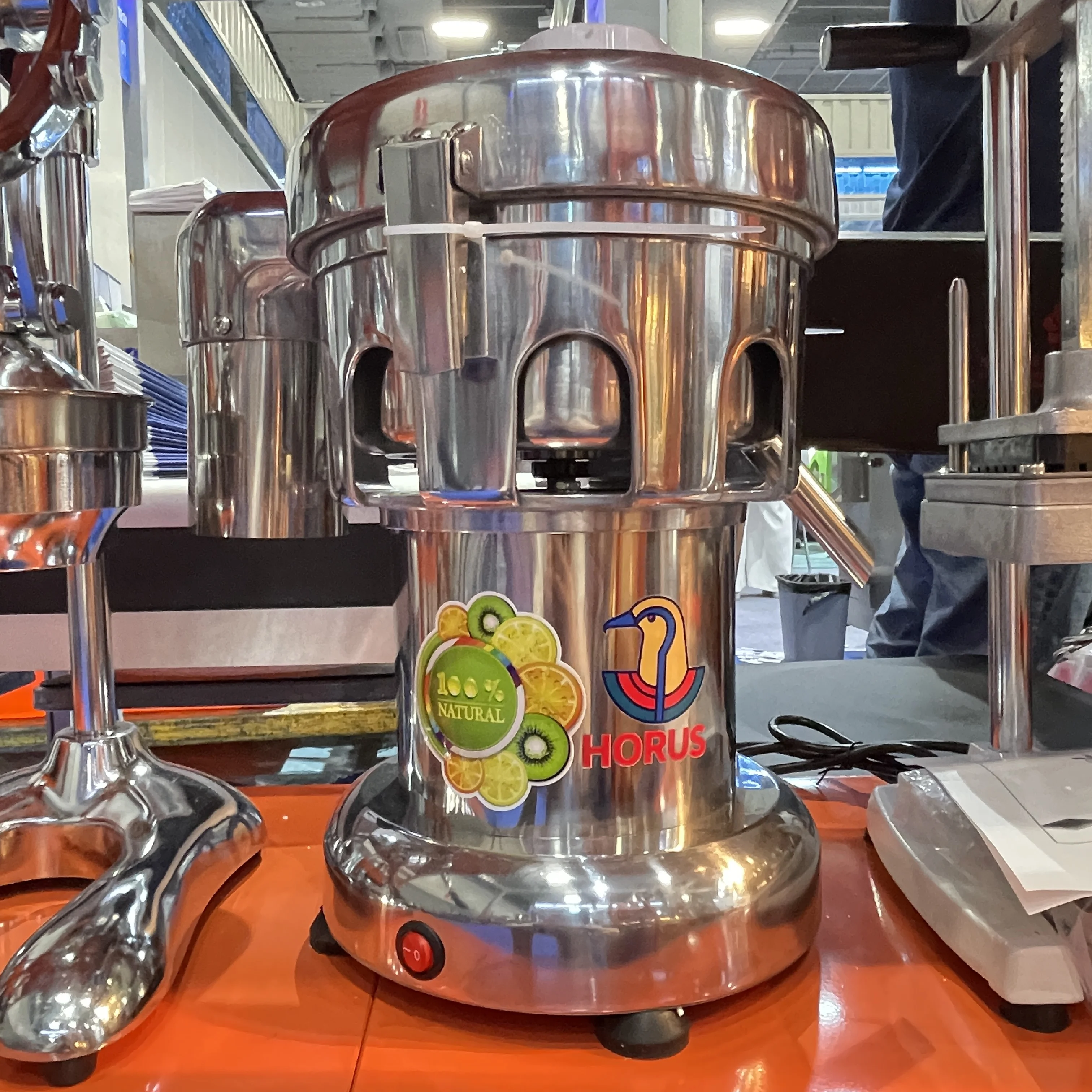 Carrot Ginger Juicer Extractor Machine Commercial A3000/2000 Juice Press Fruit Juice Machine
Carrot Ginger Juicer Extractor Machine Commercial A3000/2000 Juice Press Fruit Juice Machine