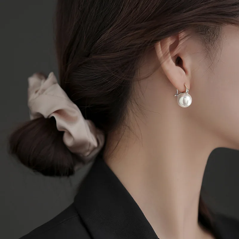 925 Sterling Silver Pearl Light Luxury Hoop Earrings For Women Wedding Classic Fine Jewelry Geometric Accessories
925 Sterling Silver Pearl Light Luxury Hoop Earrings For Women Wedding Classic Fine Jewelry Geometric Accessories