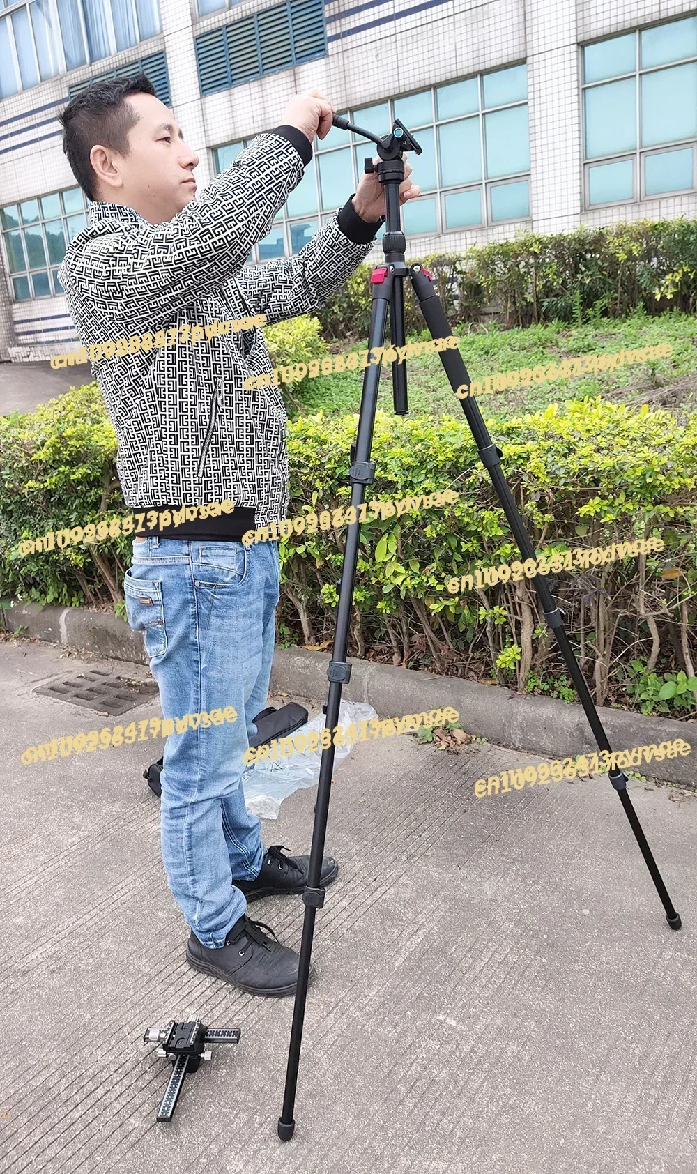 YITAI Lightweight Portable Aluminium Alloy Adjustable Professional Stand Tripod for Camera
YITAI Lightweight Portable Aluminium Alloy Adjustable Professional Stand Tripod for Camera
