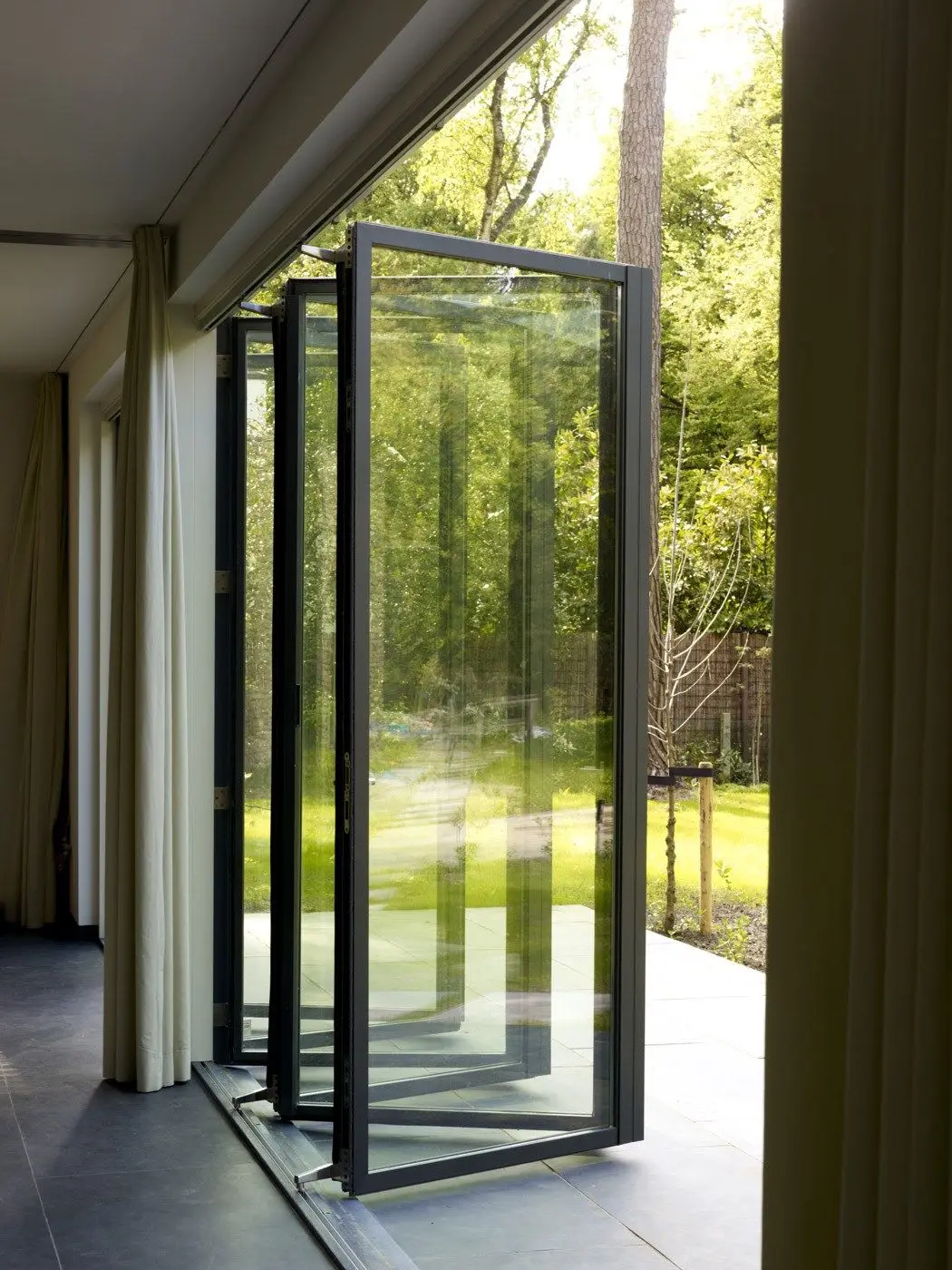High Quality Transparent and Heat Insulating Folding Door UV Resistant Fold Up Door Factory Wholesale Price Durable Bifold Doors
High Quality Transparent and Heat Insulating Folding Door UV Resistant Fold Up Door Factory Wholesale Price Durable Bifold Doors