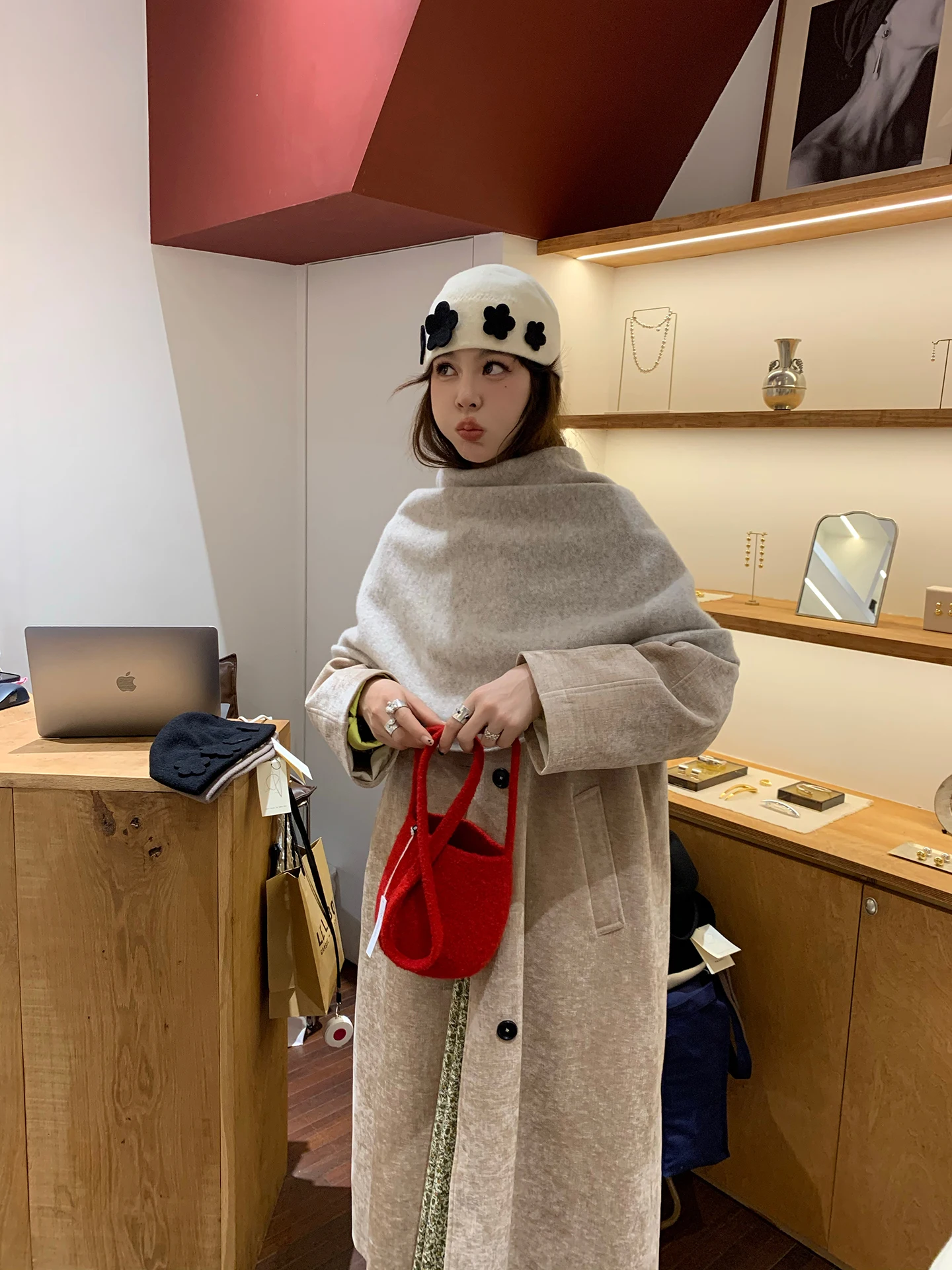 Длинная вельветовая ветровка-жакет светло-коричневого цвета с отложным воротником, открытыми плечами, в ретро-стиле, для повседневной носки, из полиэфирного волокна
Длинная вельветовая ветровка-жакет светло-коричневого цвета с отложным воротником, открытыми плечами, в ретро-стиле, для повседневной носки, из полиэфирного волокна