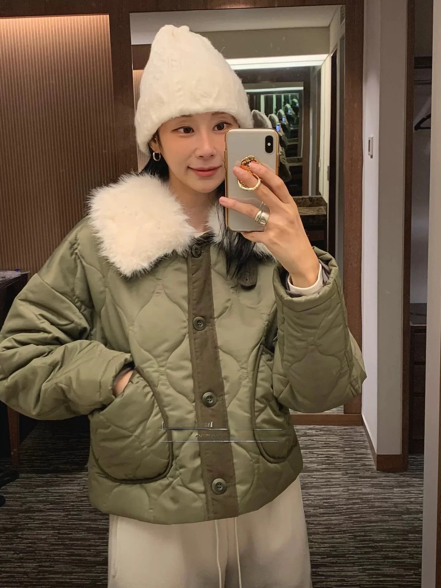 Свободное хлопковое пальто Jaet, женское стеганое теплое пальто с большим меховым воротником, хлопковое пальто с ромбовидным ходом, осень-зима
Свободное хлопковое пальто Jaet, женское стеганое теплое пальто с большим меховым воротником, хлопковое пальто с ромбовидным ходом, осень-зима