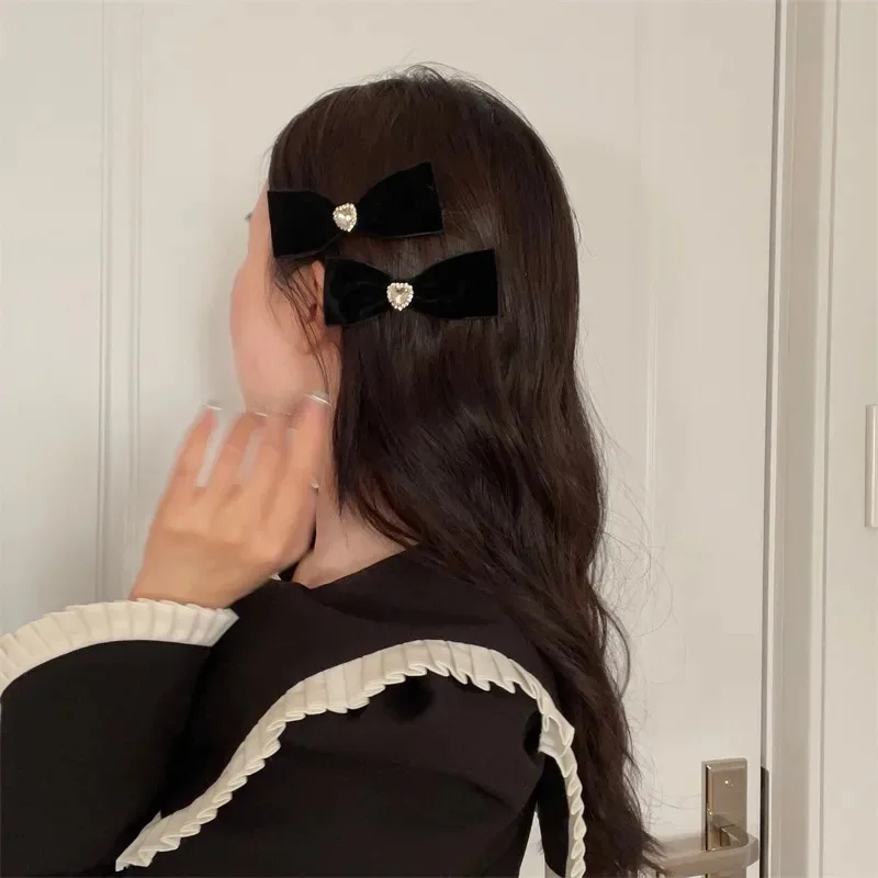 1/2pcs Elegant Black Velvet Camellia Hair Clip Rhinestone Bowknot Clip Women Korean Hair Styling Barrettes Ribbon Bow Hairpins
1/2pcs Elegant Black Velvet Camellia Hair Clip Rhinestone Bowknot Clip Women Korean Hair Styling Barrettes Ribbon Bow Hairpins