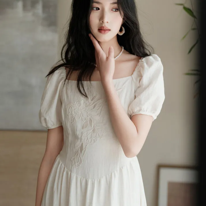Elegant Embroidered White Dress Women's Summer New Style Gentle Sweet Atmosphere Chinese Style Bubble Sleeve Polyester Fiber
Elegant Embroidered White Dress Women's Summer New Style Gentle Sweet Atmosphere Chinese Style Bubble Sleeve Polyester Fiber