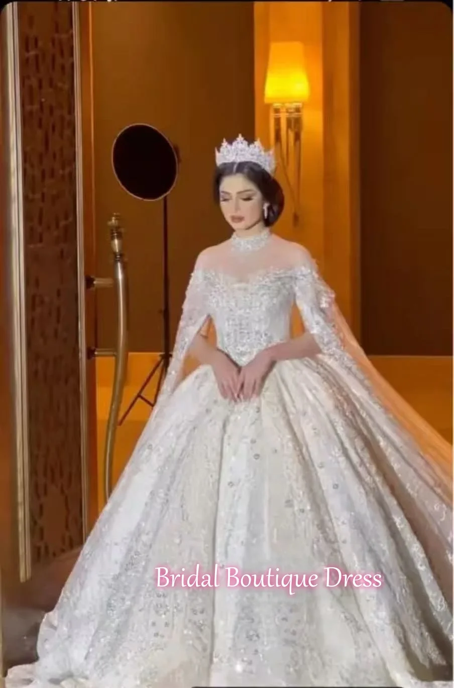 Customized Luxury Crystal Beaded Applique Lace Ball Gown Wedding Dress High Neck Sheer Long Sleeve vestido de noiva Bridal Gowns
Customized Luxury Crystal Beaded Applique Lace Ball Gown Wedding Dress High Neck Sheer Long Sleeve vestido de noiva Bridal Gowns