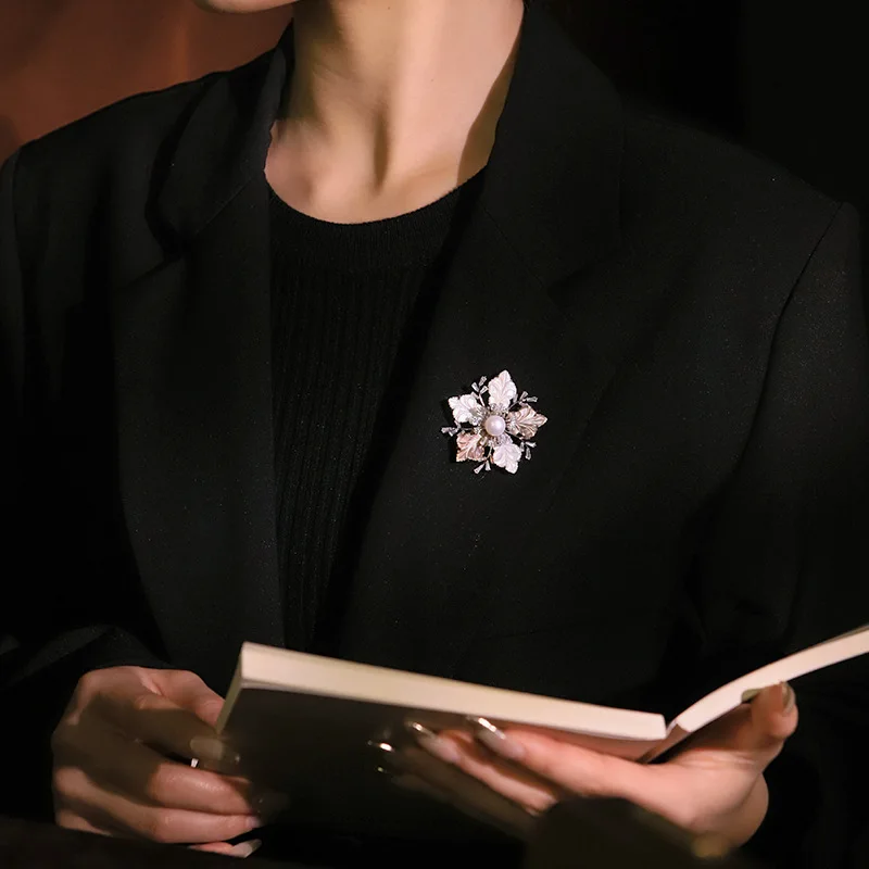 Original Natural Pearl Flower Shell Zircon Brooch Elegant and Exclusive Flower-Shaped Jewelry High-End Jewelry Accessory
Original Natural Pearl Flower Shell Zircon Brooch Elegant and Exclusive Flower-Shaped Jewelry High-End Jewelry Accessory