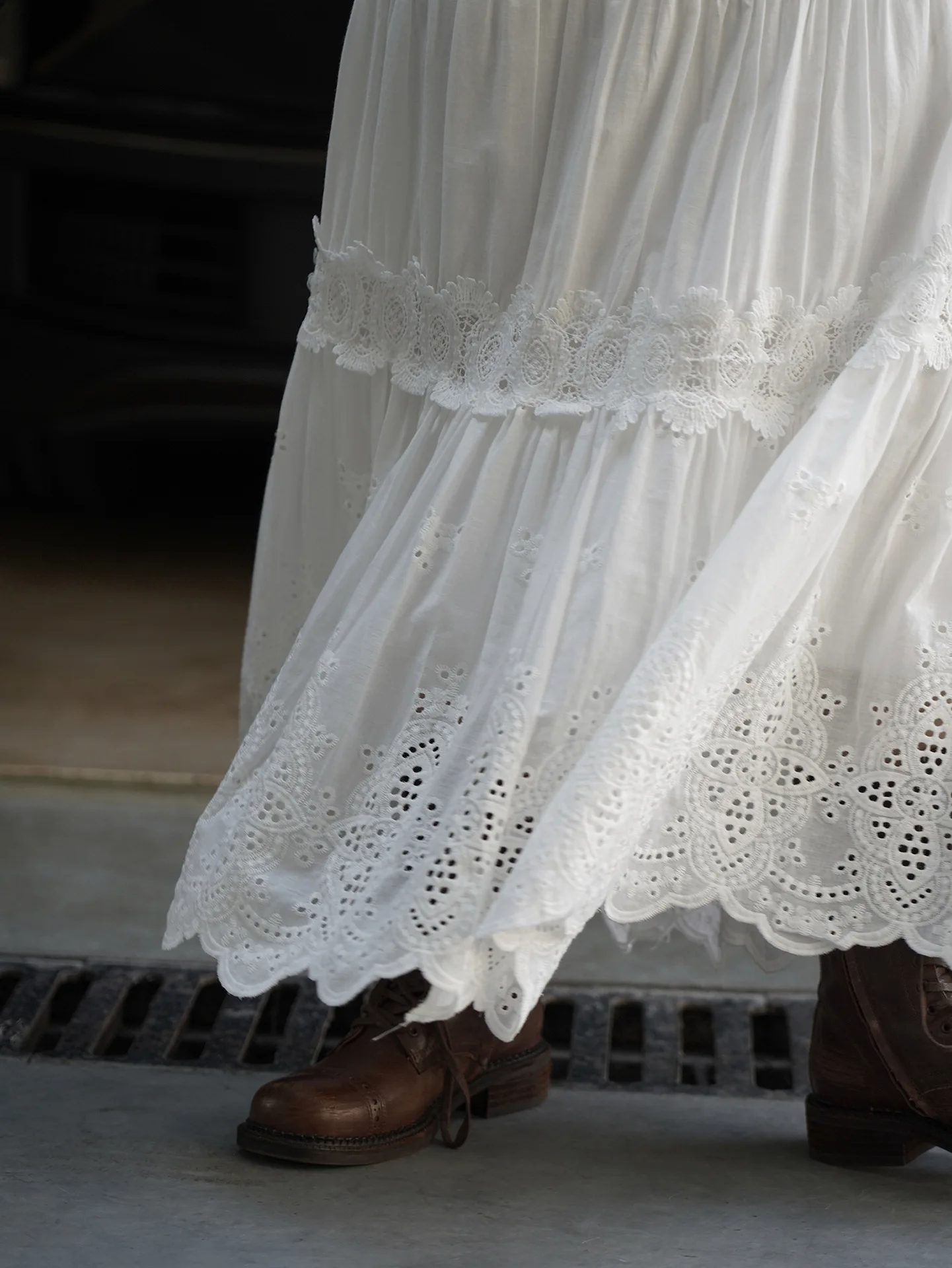 Осенняя новинка, богемный романтический стиль, кружевная однотонная полуюбка с лепестками, свободная большая длинная юбка для женщин
Осенняя новинка, богемный романтический стиль, кружевная однотонная полуюбка с лепестками, свободная большая длинная юбка для женщин