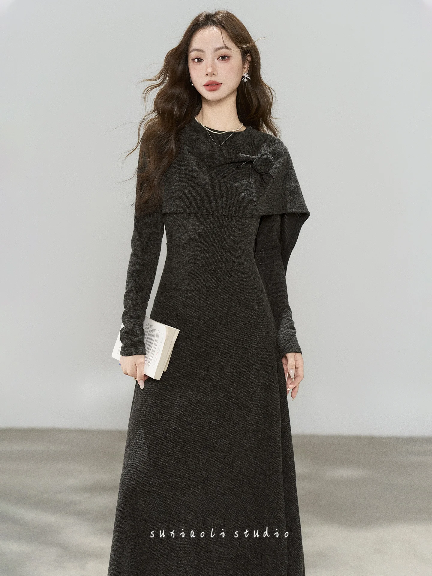 Осенне-зимнее вязаное платье-накидка с длинными рукавами для женщин, с завышенной талией, А-силуэт, в французском стиле, повседневное, на каждый день
Осенне-зимнее вязаное платье-накидка с длинными рукавами для женщин, с завышенной талией, А-силуэт, в французском стиле, повседневное, на каждый день