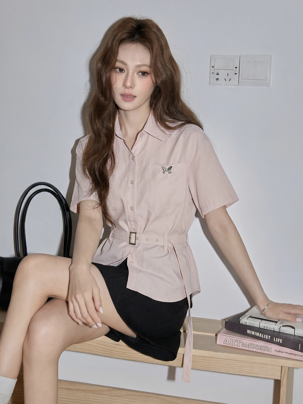 Розовая женская летняя блузка с коротким рукавом и воротником, новинка, корейский стиль, приталенная, элегантная, облегающая, с эффектом утончения талии
Розовая женская летняя блузка с коротким рукавом и воротником, новинка, корейский стиль, приталенная, элегантная, облегающая, с эффектом утончения талии