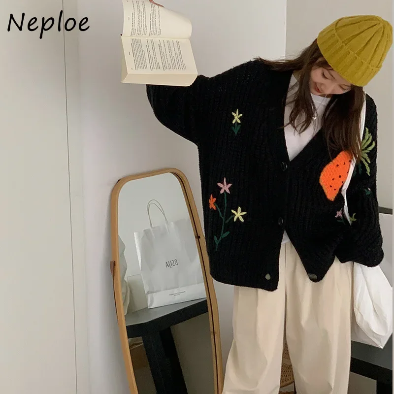 Neploe Chic, вязаный крючком свитер ручной работы с грубой иглой, пальто Femme, осень-зима 2023, свободный вязаный кардиган в студенческом стиле с v-образным вырезом
Neploe Chic, вязаный крючком свитер ручной работы с грубой иглой, пальто Femme, осень-зима 2023, свободный вязаный кардиган в студенческом стиле с v-образным вырезом