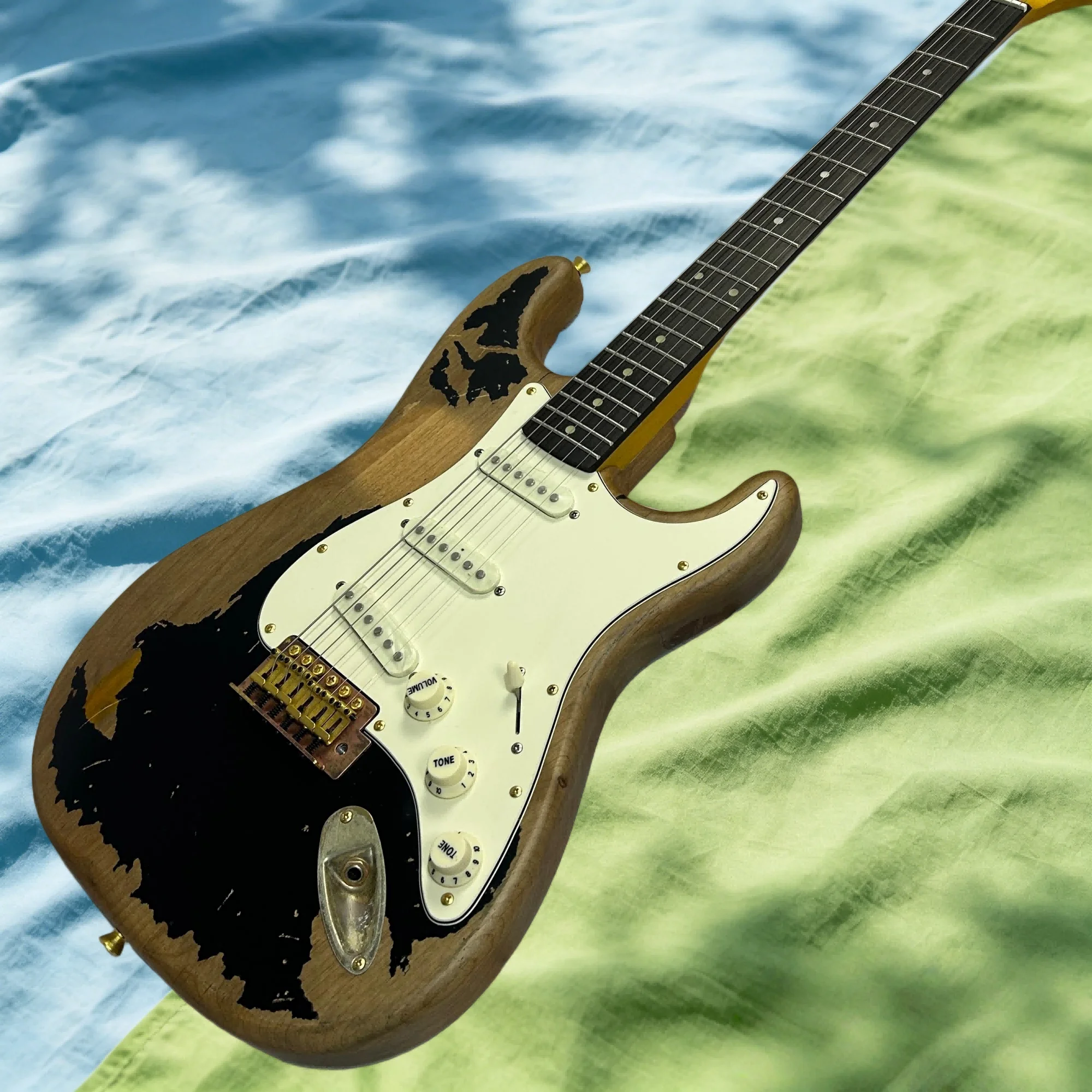39 Inch STSS Retro Style Electric Guitar Rosewood Neck Alder Body 21 Tone SSS Pickup Classic Rock Free Shipping
39 Inch STSS Retro Style Electric Guitar Rosewood Neck Alder Body 21 Tone SSS Pickup Classic Rock Free Shipping