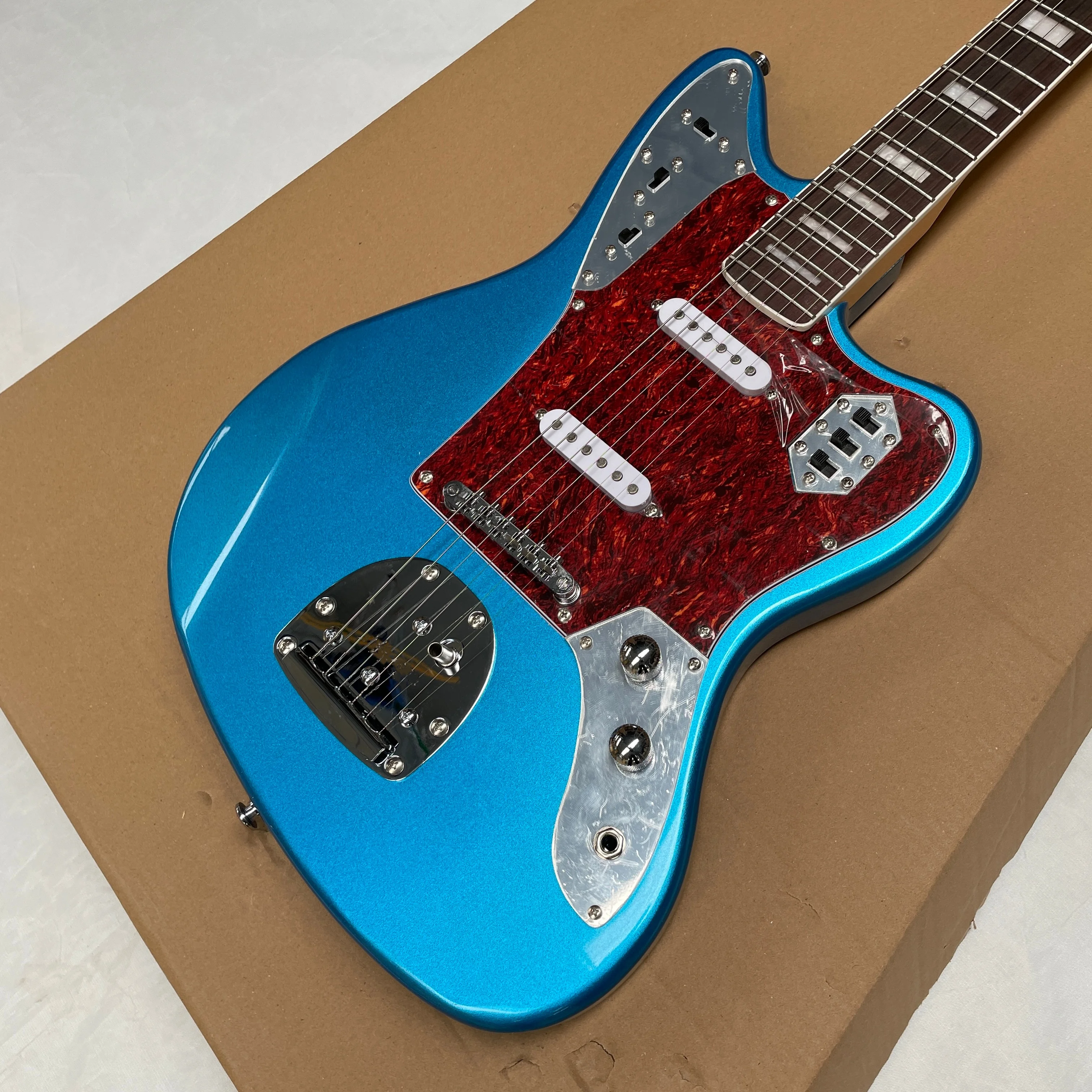 6-string metal blue electric guitar with SS pickup,rosewood fingerboard and square fret markers guitars. Unisex electricguitarra
6-string metal blue electric guitar with SS pickup,rosewood fingerboard and square fret markers guitars. Unisex electricguitarra