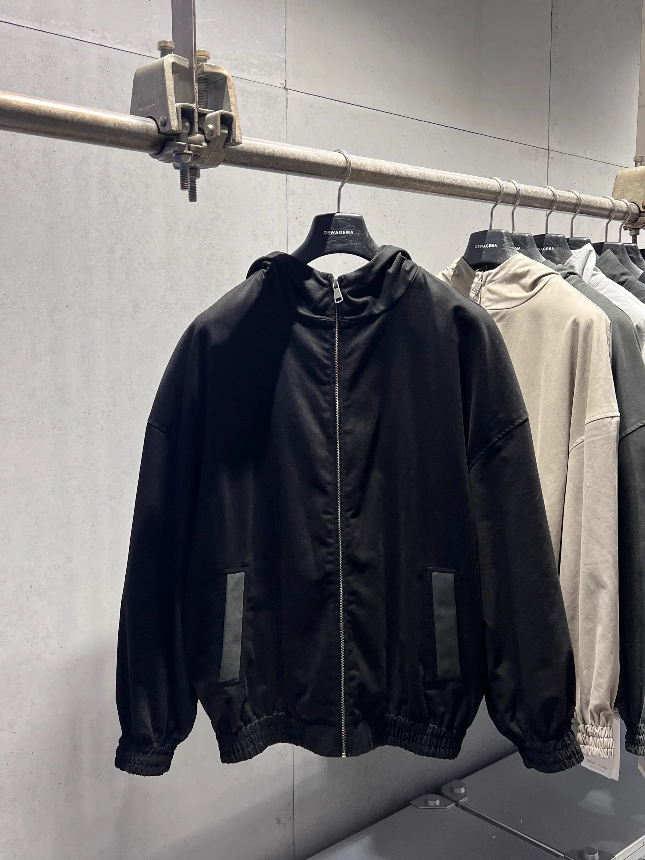 Американская утепленная куртка-ветровка GEWAGEMA 25 осенне-зимняя, новая, нейтральная, с микро-силуэтом, с капюшоном
Американская утепленная куртка-ветровка GEWAGEMA 25 осенне-зимняя, новая, нейтральная, с микро-силуэтом, с капюшоном
