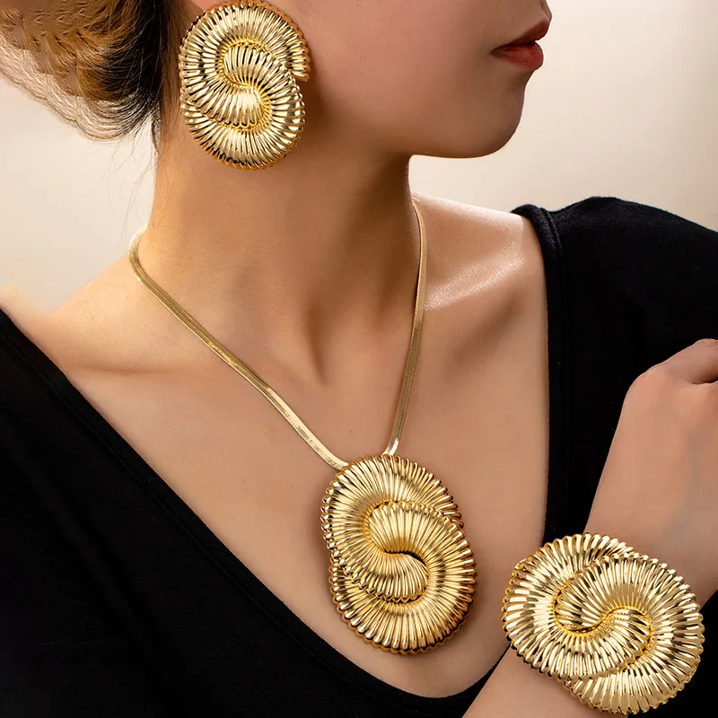 3 pieces of fashion personality exaggerated metal geometric circle twisted corrugated women's earrings necklace jewelry set
3 pieces of fashion personality exaggerated metal geometric circle twisted corrugated women's earrings necklace jewelry set