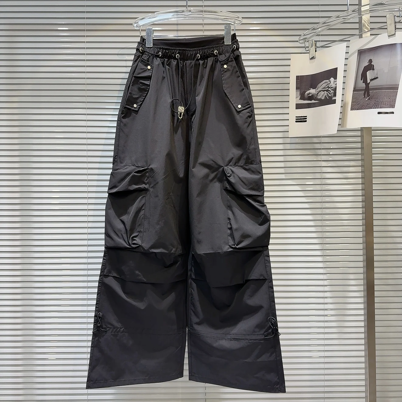 Американские брюки-карго в стиле Spicy Girl, новые, весенние, свободные, с широкими штанинами, с дизайнерскими карманами на шнурке, повседневные, женские
Американские брюки-карго в стиле Spicy Girl, новые, весенние, свободные, с широкими штанинами, с дизайнерскими карманами на шнурке, повседневные, женские