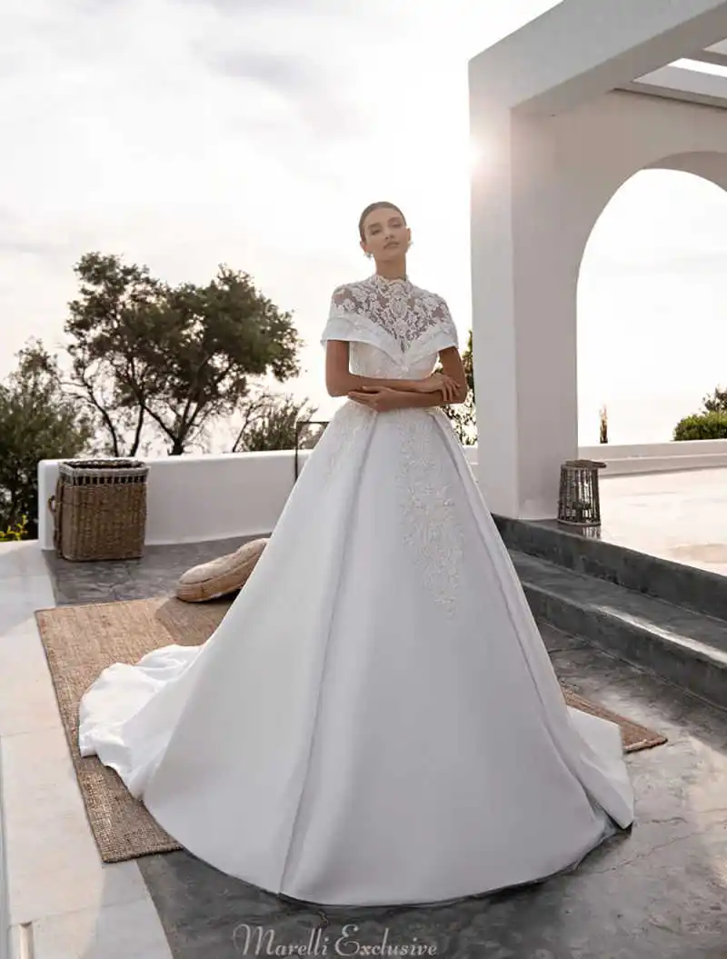 Charming Lace Applique Pearl Buttons Bridal Dress High Neck Cape Satin Ball Gown Wedding Dress Vestido De Novia Customized
Charming Lace Applique Pearl Buttons Bridal Dress High Neck Cape Satin Ball Gown Wedding Dress Vestido De Novia Customized