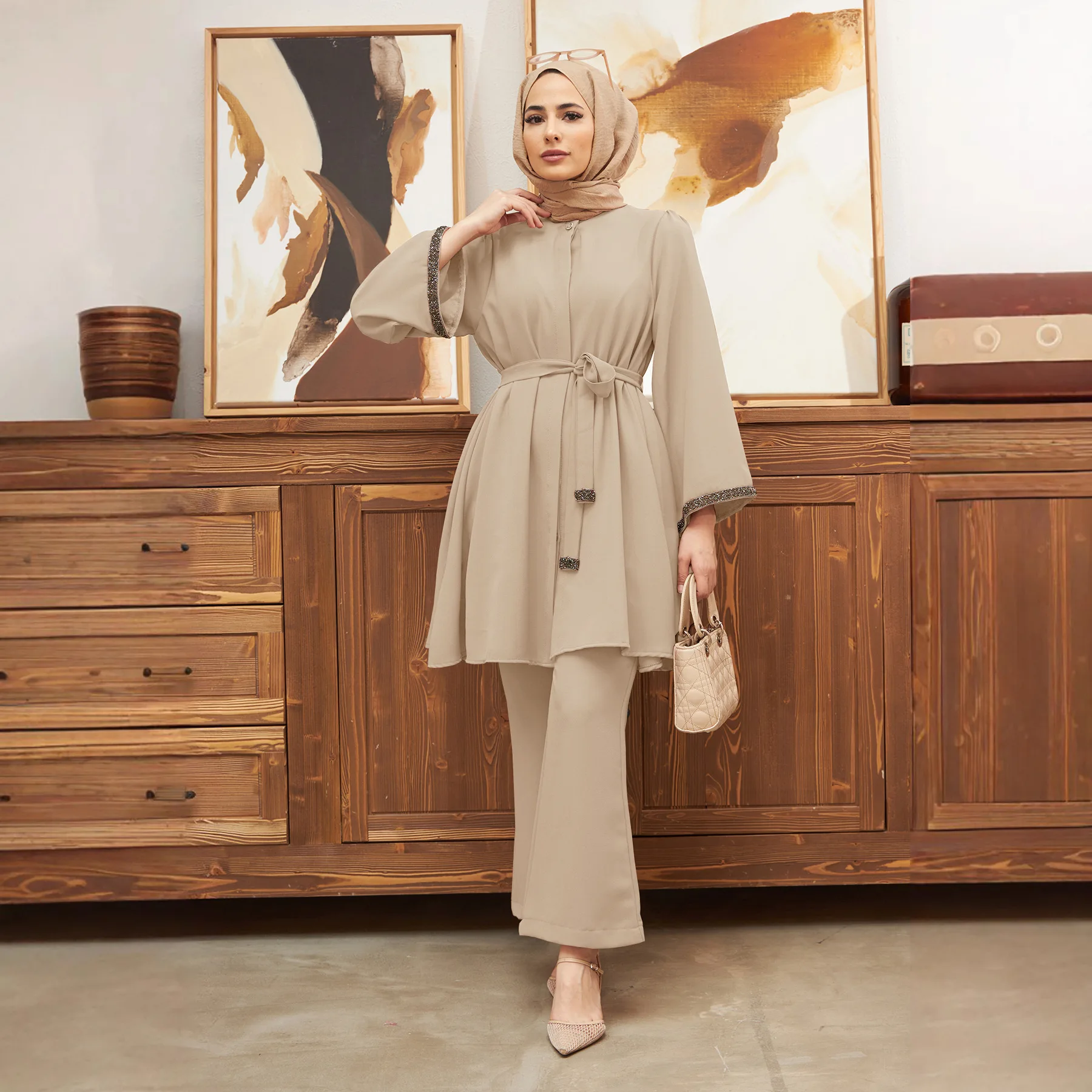 Dubai Muslim Women's Clothing: A Two-piece Set Consisting of A Fashionable Rhinestone-embossed Loose Top and Flared Pants.
Dubai Muslim Women's Clothing: A Two-piece Set Consisting of A Fashionable Rhinestone-embossed Loose Top and Flared Pants.