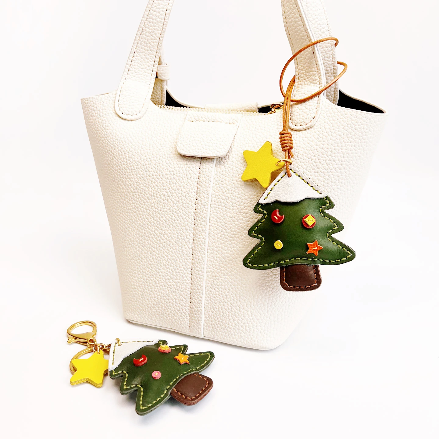 Christmas tree leather bag pendant genuine leather keychain car decoration simple and cute gift
Christmas tree leather bag pendant genuine leather keychain car decoration simple and cute gift