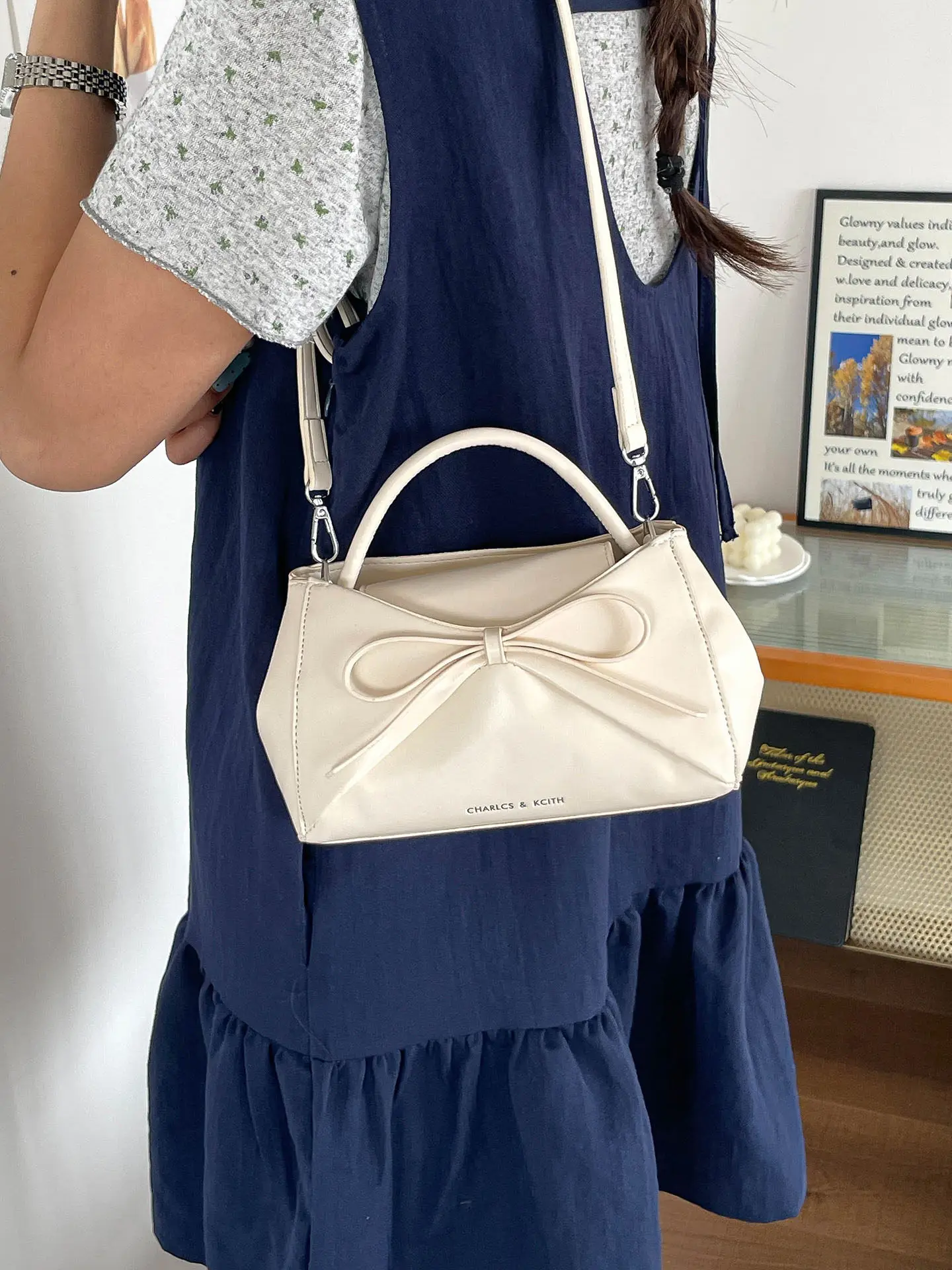 Solid Color Simple Bow Small Bag 2026 Korean Style New Fashionable Texture PU Leather Crossbody Bag Versatile Commuting Handbag
Solid Color Simple Bow Small Bag 2026 Korean Style New Fashionable Texture PU Leather Crossbody Bag Versatile Commuting Handbag
