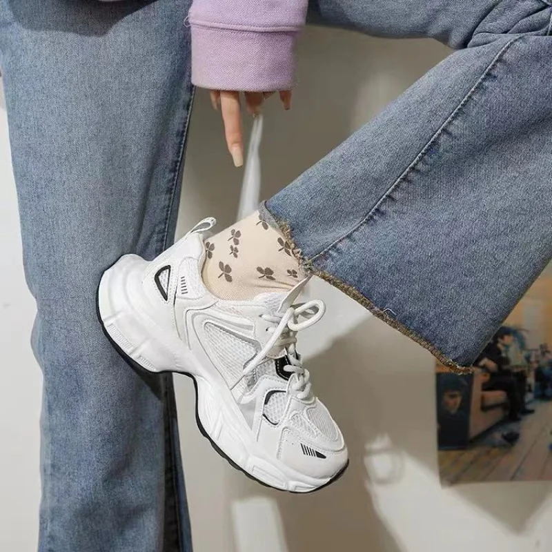 Женские кроссовки для папы, новинка 2025, осенние универсальные белые туфли, легкие дышащие повседневные кроссовки с сеткой, одинарные туфли
Женские кроссовки для папы, новинка 2025, осенние универсальные белые туфли, легкие дышащие повседневные кроссовки с сеткой, одинарные туфли