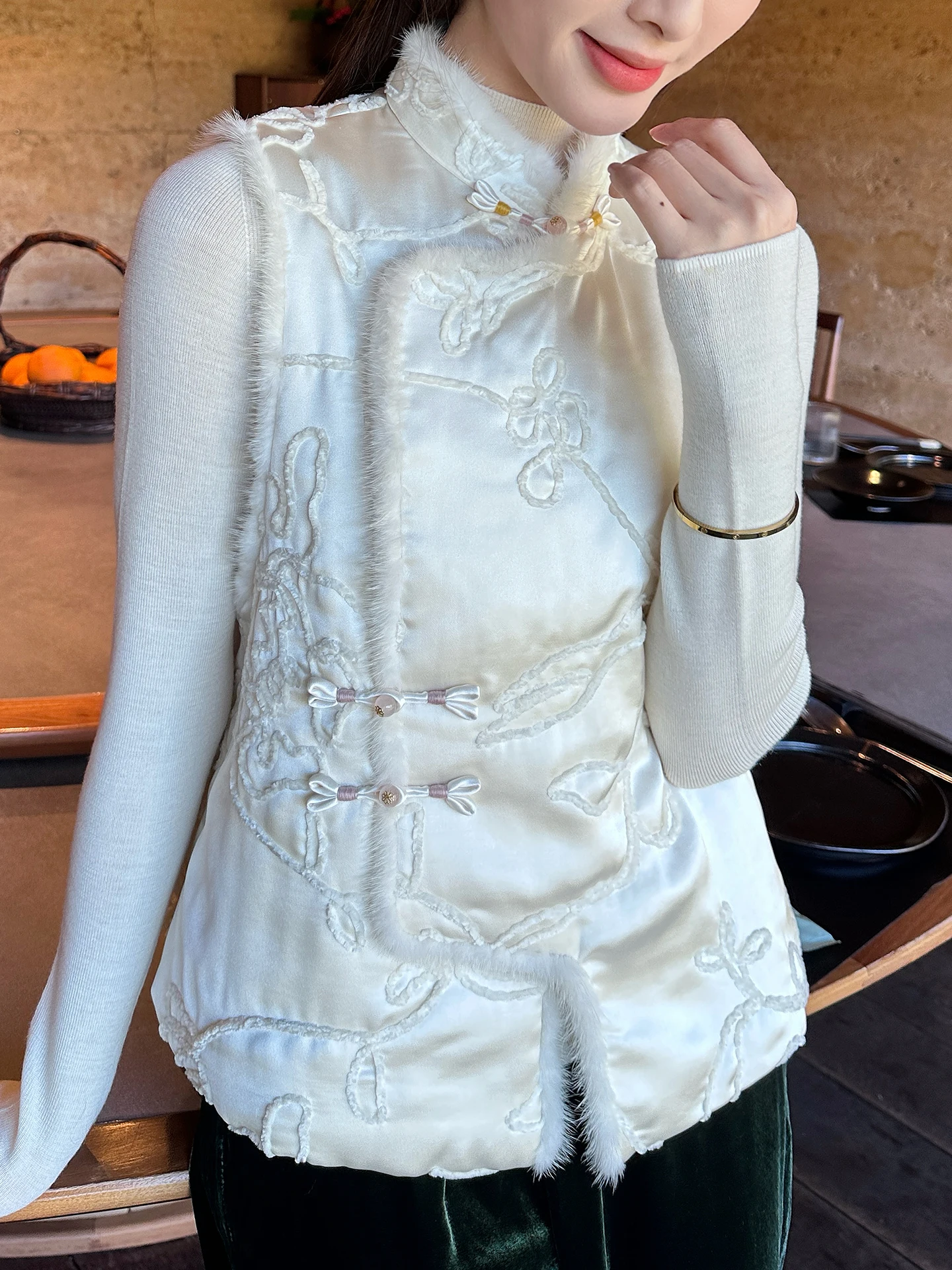 Warm Cotton Fur Trimmed Stand Collar Embroidered Women's Vest Autumn Winter Faion Traditional Chinese Sle ort Coat
Warm Cotton Fur Trimmed Stand Collar Embroidered Women's Vest Autumn Winter Faion Traditional Chinese Sle ort Coat