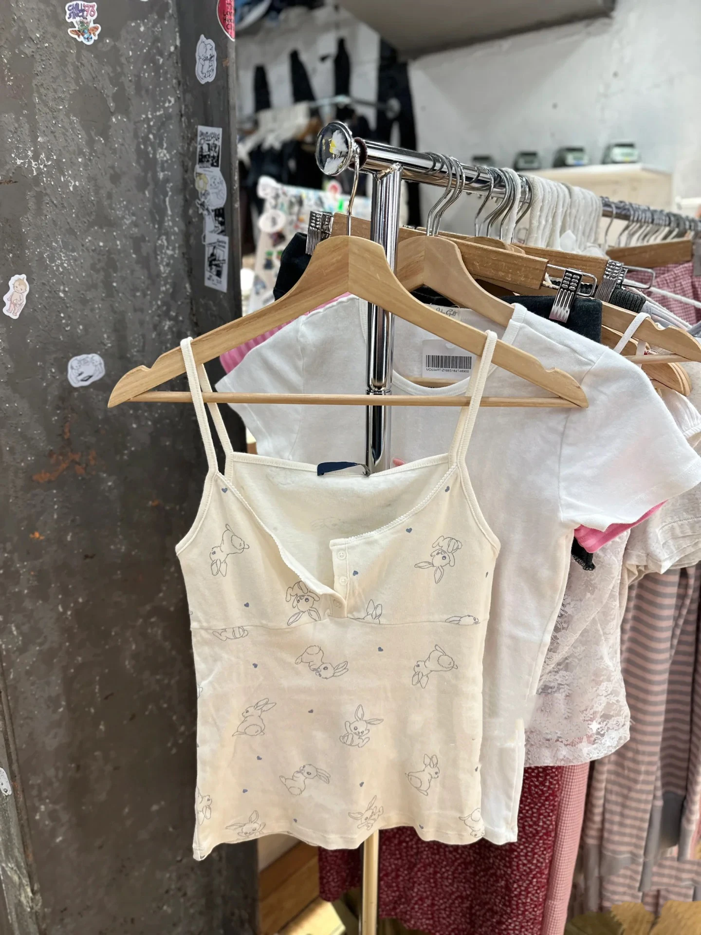 Тонкая майка с графическим принтом кролика, женская майка с тремя пуговицами и кружевной отделкой, v-образным вырезом, без рукавов, летняя милая милая повседневная жилетка Y2k, новинка
Тонкая майка с графическим принтом кролика, женская майка с тремя пуговицами и кружевной отделкой, v-образным вырезом, без рукавов, летняя милая милая повседневная жилетка Y2k, новинка