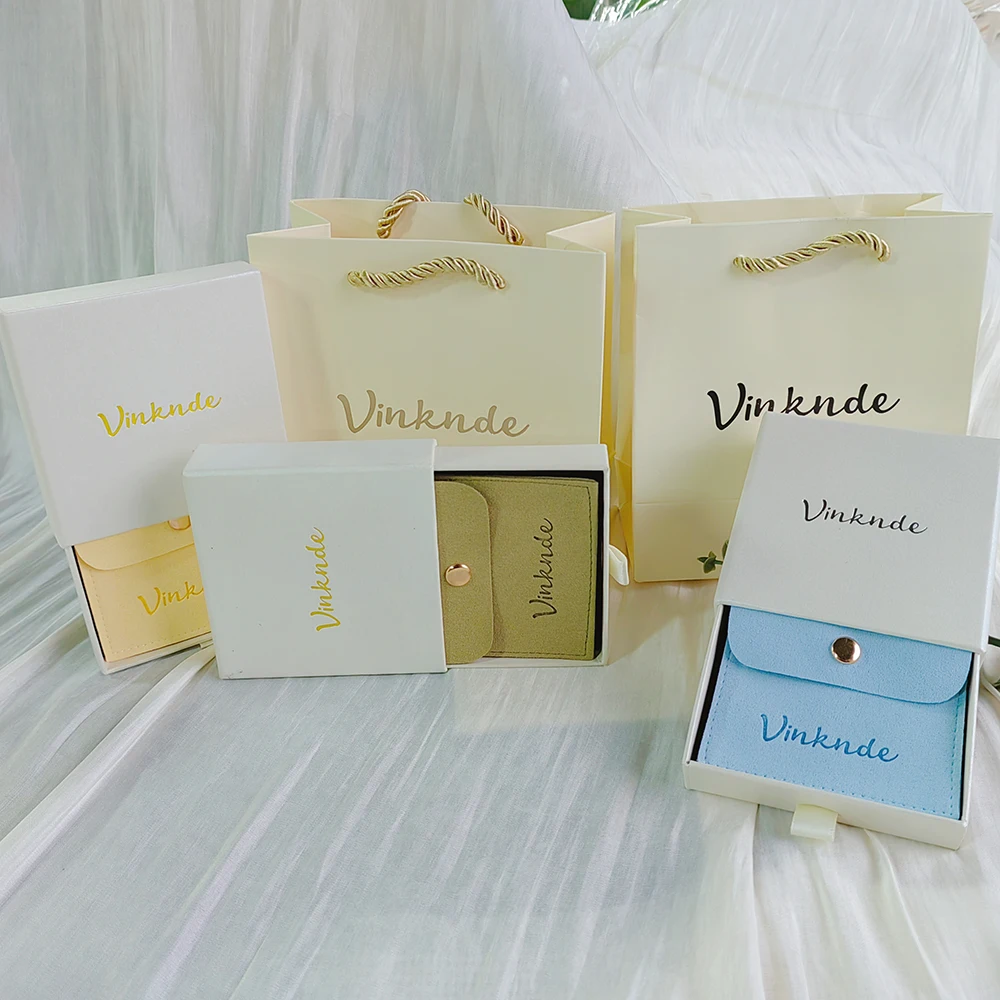 Custom Logo Jewelry Packaging Set Premium Microfiber Button Pouch Drawer Boxes with Tote Bags Necklace Earrings Rings Storage
Custom Logo Jewelry Packaging Set Premium Microfiber Button Pouch Drawer Boxes with Tote Bags Necklace Earrings Rings Storage