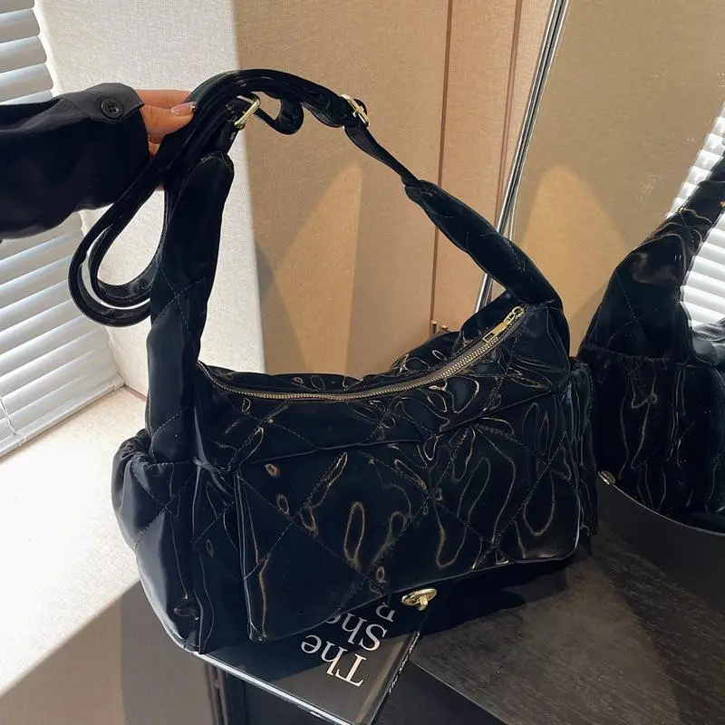 Autumn and Winter Niche Fashion Messenger Bag Women's 2024 New Fashion Korean Version Tote Bag Casual Diamond Underarm Bag
Autumn and Winter Niche Fashion Messenger Bag Women's 2024 New Fashion Korean Version Tote Bag Casual Diamond Underarm Bag