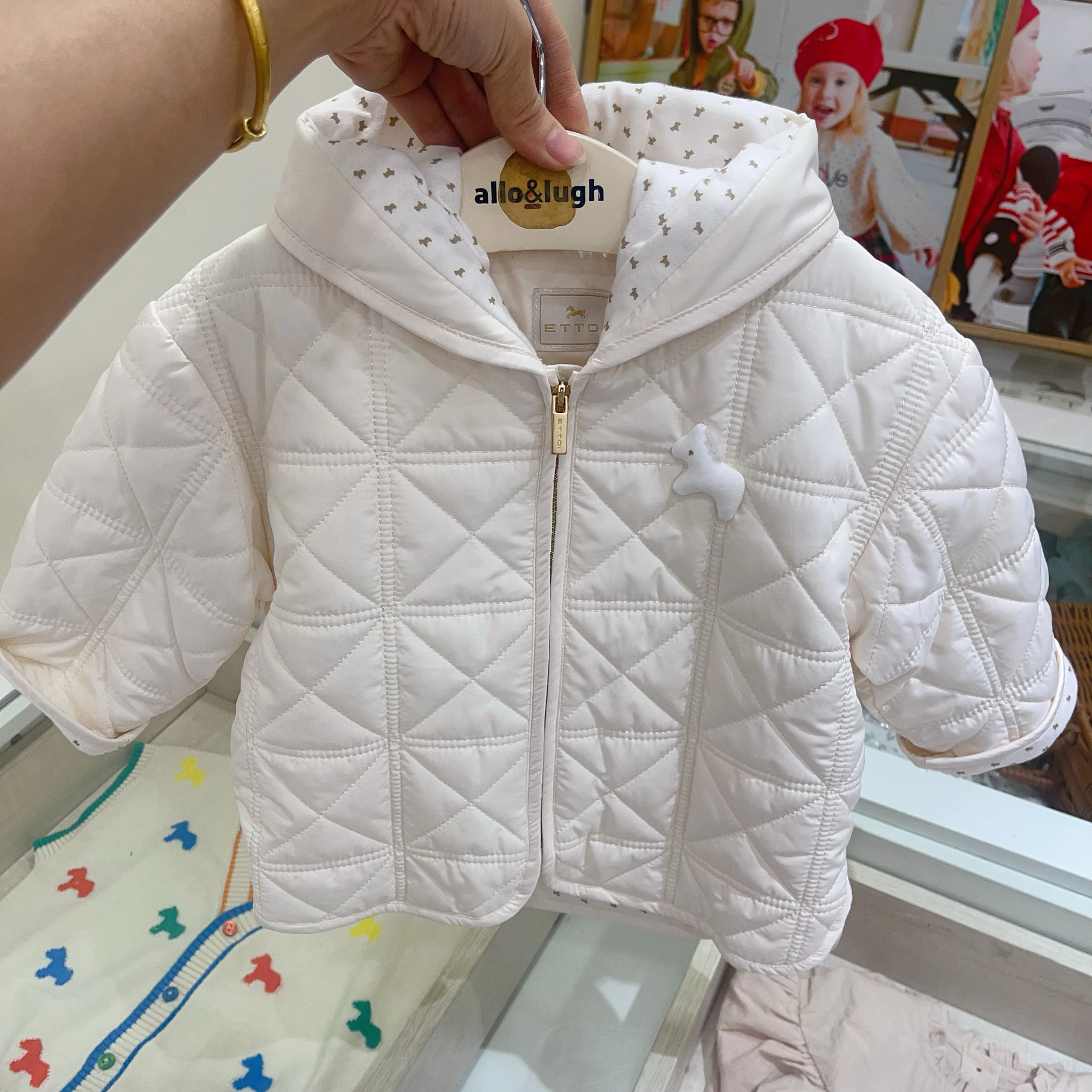 Fashionable White Diamond Stitched Cotton Jacket with Hat for Children 24 Winter New Style Kids Clothing Korean Version All Ages
Fashionable White Diamond Stitched Cotton Jacket with Hat for Children 24 Winter New Style Kids Clothing Korean Version All Ages
