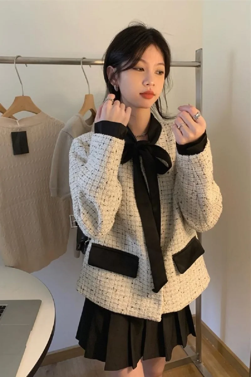 French Bow Tie-Up Small Wool Short Jacket Women Spring Autumn New Niche Design And High-End Loose Tweed Top
French Bow Tie-Up Small Wool Short Jacket Women Spring Autumn New Niche Design And High-End Loose Tweed Top