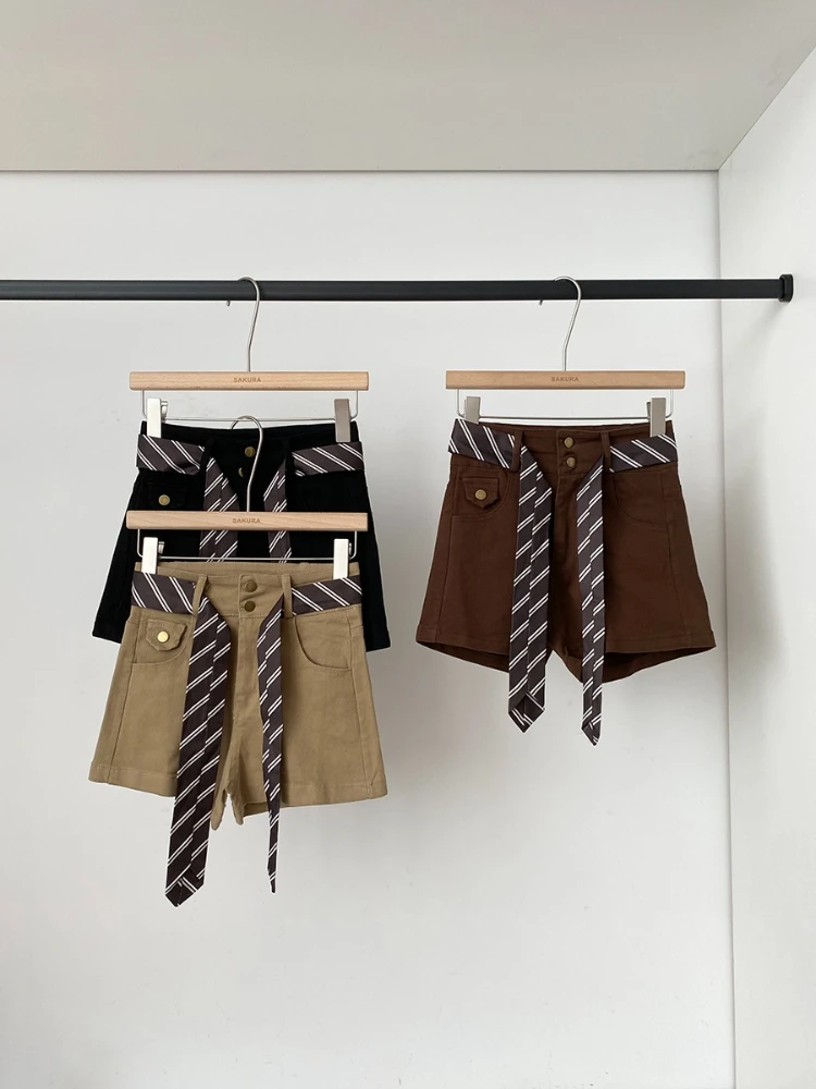 New Korean style minimalist casual fashion and versatile high waisted denim shorts women autumn 2025 slim fit hot pants
New Korean style minimalist casual fashion and versatile high waisted denim shorts women autumn 2025 slim fit hot pants