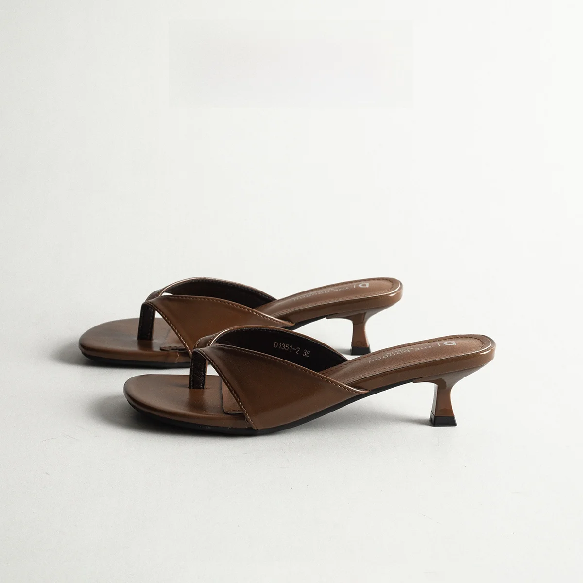 Genuine Leather Sandals Women's Outdoor Wear Korean Style Versatile Fashionable Heel Casual Beach Slippers
Genuine Leather Sandals Women's Outdoor Wear Korean Style Versatile Fashionable Heel Casual Beach Slippers