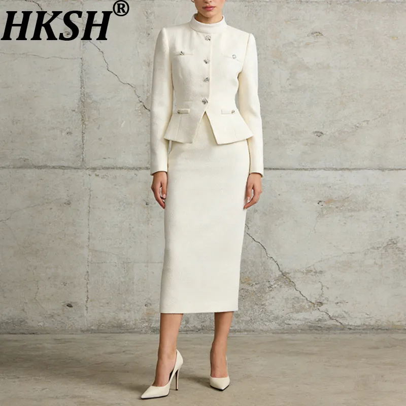 HKSH Women Elegant Twp-piece Set Stand Collar Waist Cinching Slim Fit Single Breasted Coat Bodycon Skirt New Spring 2026 HK19354
HKSH Women Elegant Twp-piece Set Stand Collar Waist Cinching Slim Fit Single Breasted Coat Bodycon Skirt New Spring 2026 HK19354