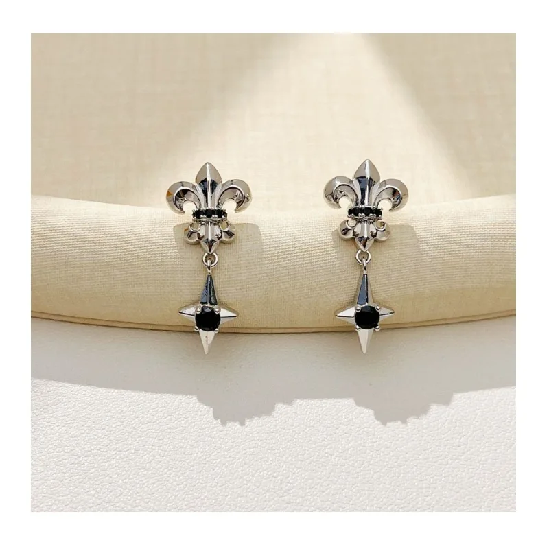 Light Luxury High-end Sense Shimmer Starlight Female Personality Design Earrings Star Earrings
Light Luxury High-end Sense Shimmer Starlight Female Personality Design Earrings Star Earrings