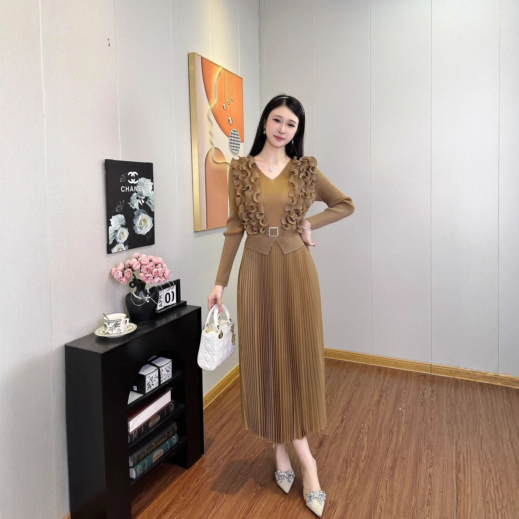 Miyake Pleated Dress Women's 2025 New Solid Color Fake Two-piece Fungus Edge V-neck Long-sleeved Loose Elegant Pleated Skirt
Miyake Pleated Dress Women's 2025 New Solid Color Fake Two-piece Fungus Edge V-neck Long-sleeved Loose Elegant Pleated Skirt