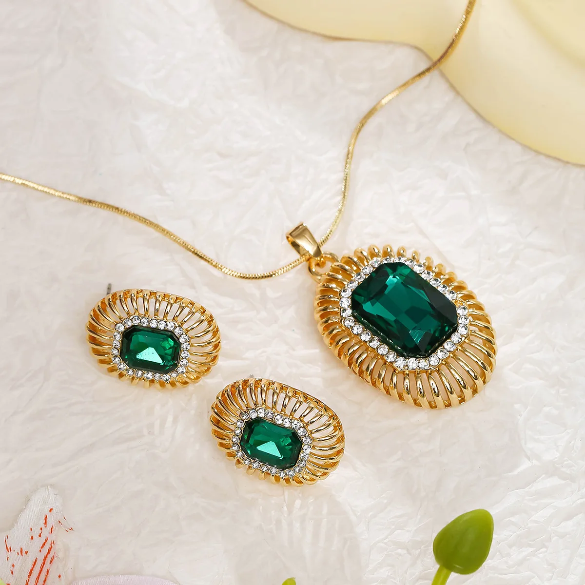 Fashion imitation gemstone earrings necklace two-piece set high-end light luxury metal exaggerated personality trend jewelry
Fashion imitation gemstone earrings necklace two-piece set high-end light luxury metal exaggerated personality trend jewelry