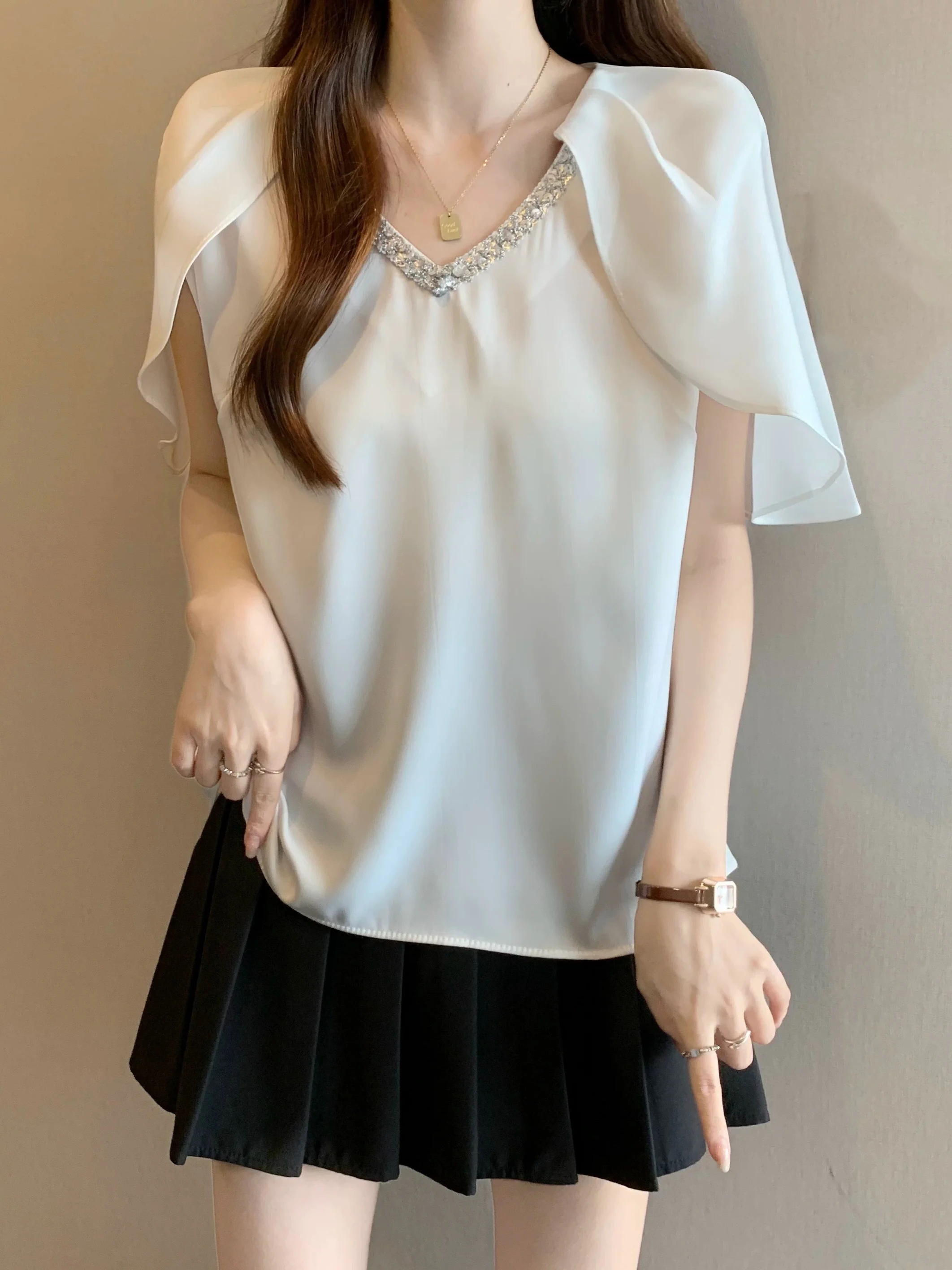 Elegant V-Neck Shoulder Shirt Women's plus Size Fashionable Acetate Satin Top Korean Style Commute Wind Loose Fit Short Sleeve
Elegant V-Neck Shoulder Shirt Women's plus Size Fashionable Acetate Satin Top Korean Style Commute Wind Loose Fit Short Sleeve