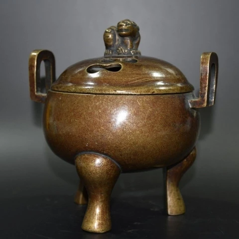 Copper alloy earth binaural three-leg incense burner ornament ear distance 9 cm wide 7.5 cm high 8.5 cm 425 grams
Copper alloy earth binaural three-leg incense burner ornament ear distance 9 cm wide 7.5 cm high 8.5 cm 425 grams