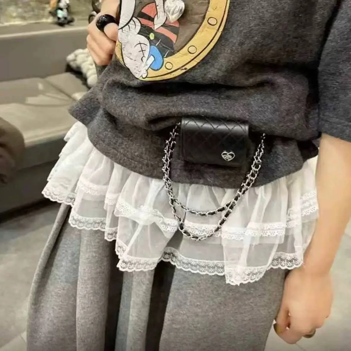 Spring 2025 Dongdaemun Me Lace Trim Hem Vest Svel Inner Wear Base Tank Sweet Sle Polyester Spandex Regular Fit
Spring 2025 Dongdaemun Me Lace Trim Hem Vest Svel Inner Wear Base Tank Sweet Sle Polyester Spandex Regular Fit