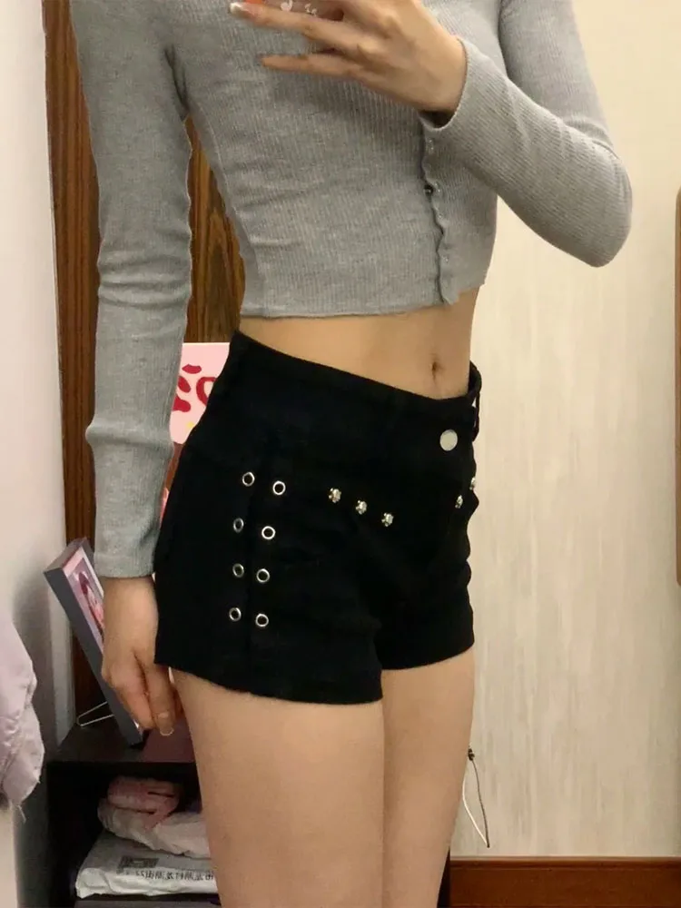 Женские летние джинсовые шорты с высокой талией и заклепками, новинка, американский стиль, для модниц, маленькие размеры, эластичные, А-силуэт, черные
Женские летние джинсовые шорты с высокой талией и заклепками, новинка, американский стиль, для модниц, маленькие размеры, эластичные, А-силуэт, черные
