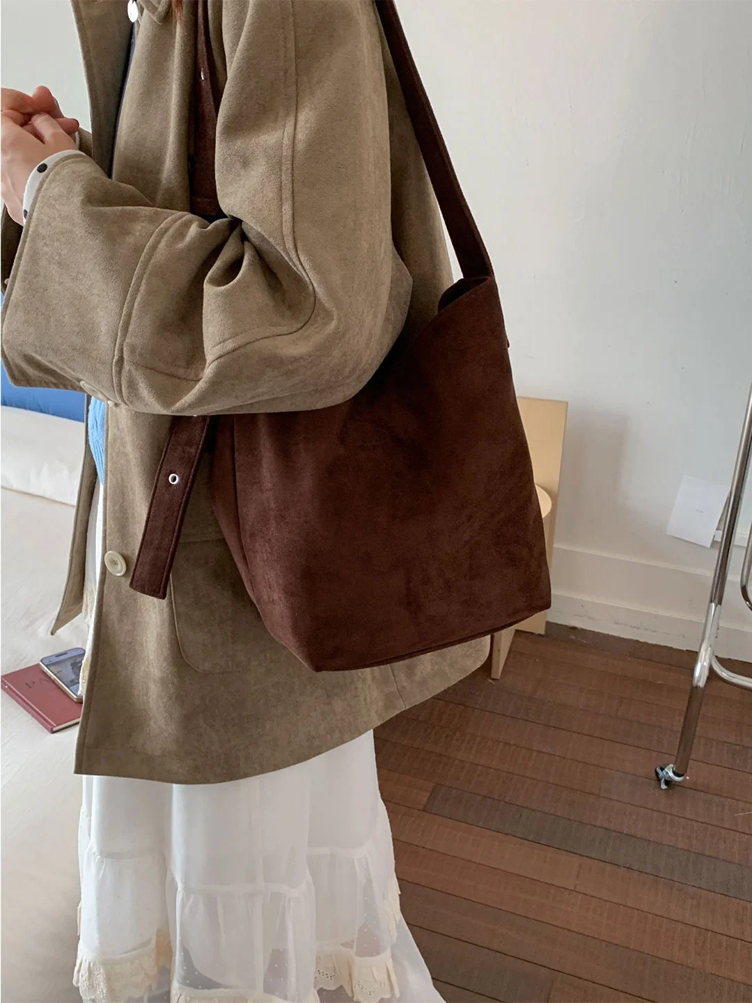 Retro Leopard Print Bucket Bag Large Capacity Suede Single Shoulder Crossbody Bag for Autumn And Winter Trending in 2025
Retro Leopard Print Bucket Bag Large Capacity Suede Single Shoulder Crossbody Bag for Autumn And Winter Trending in 2025