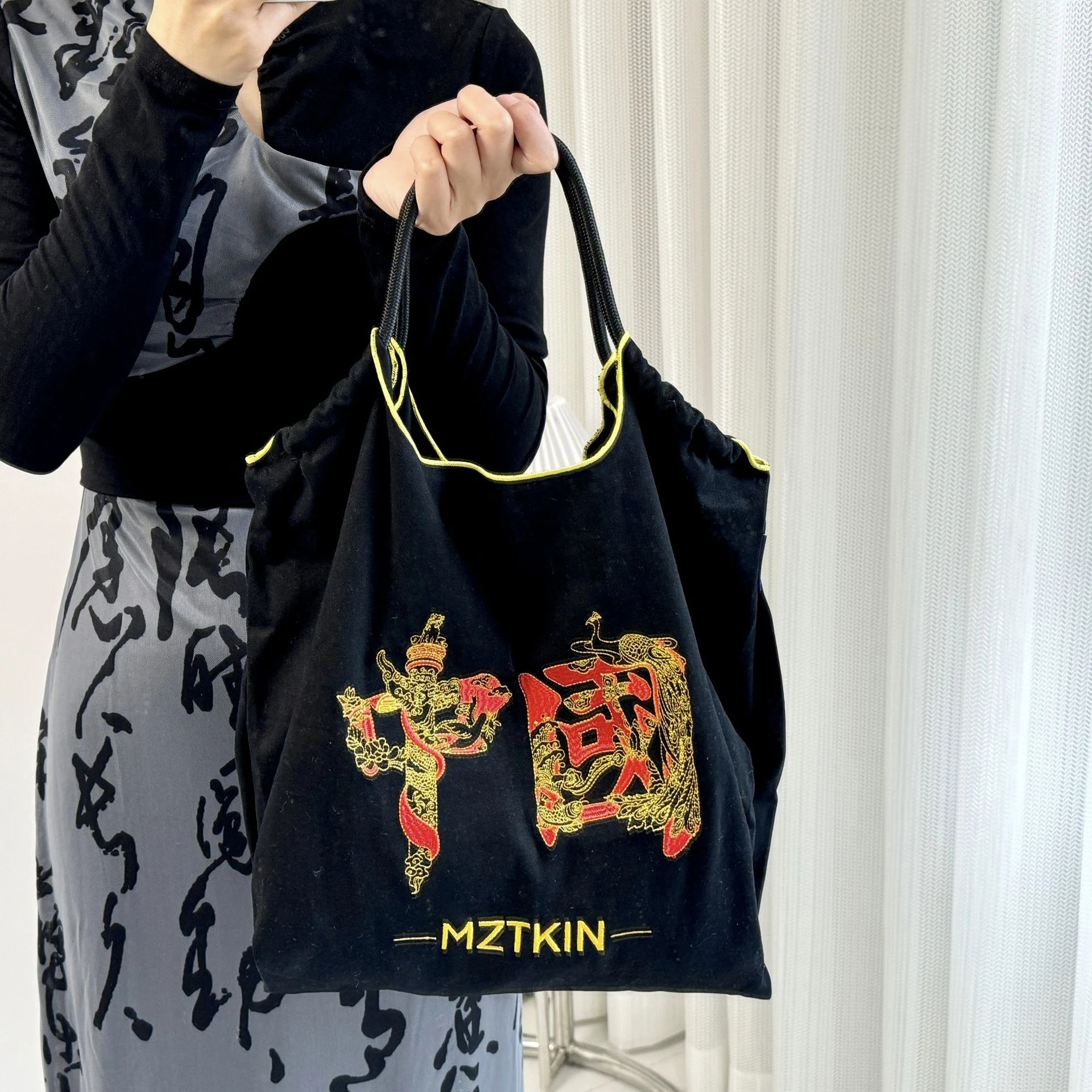 Chinese Letter Embroidery Bag Creative Map Embroidery Chinese Style Nylon Waterproof Lightweight Handbag
Chinese Letter Embroidery Bag Creative Map Embroidery Chinese Style Nylon Waterproof Lightweight Handbag