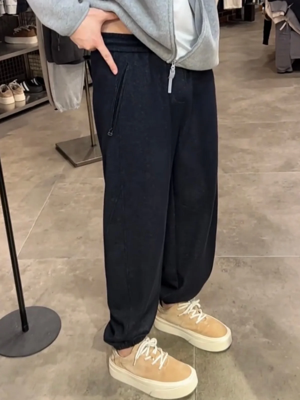 Осенние повседневные брюки в американском стиле, мужские простые свободные дышащие спортивные брюки Харлан, брюки с эластичной резинкой на талии
Осенние повседневные брюки в американском стиле, мужские простые свободные дышащие спортивные брюки Харлан, брюки с эластичной резинкой на талии