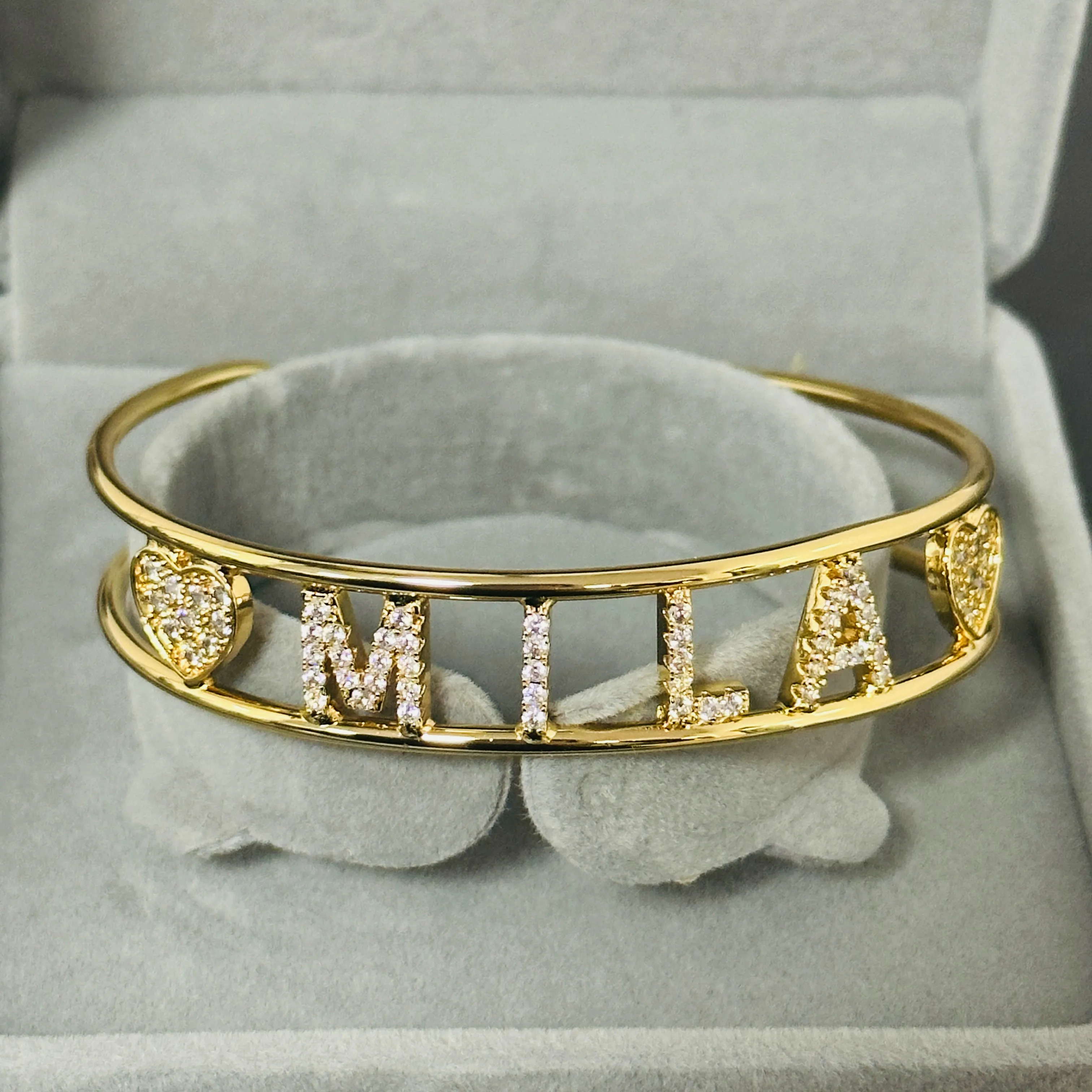Customized Zircon Letter Bracelet Bangle Opening Full Diamond Letter Bracelet Personality Name Bracelet with Heart for Women
Customized Zircon Letter Bracelet Bangle Opening Full Diamond Letter Bracelet Personality Name Bracelet with Heart for Women