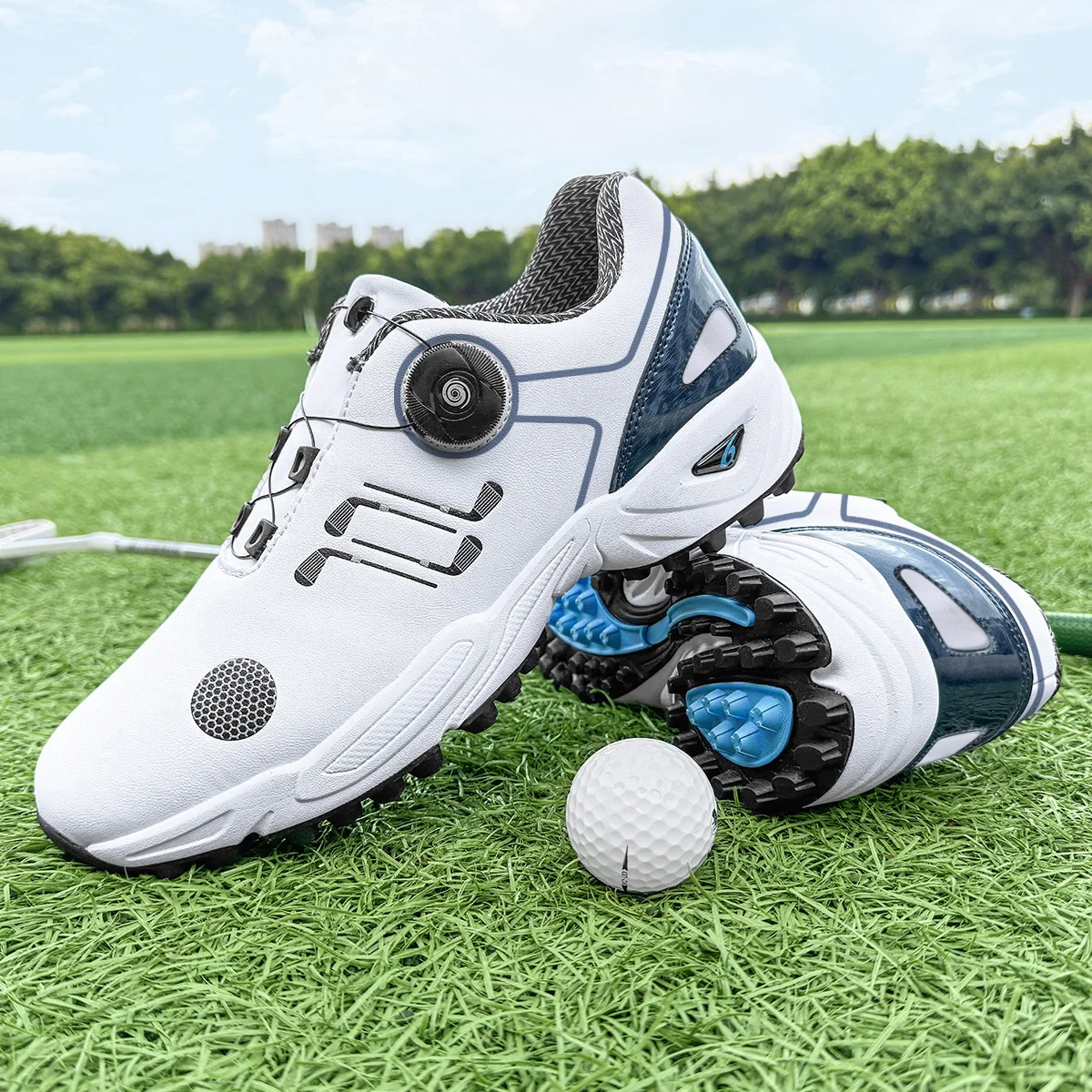 A pair of men's lightweight and comfortable golf shoes with anti slip and wear-resistant properties
A pair of men's lightweight and comfortable golf shoes with anti slip and wear-resistant properties
