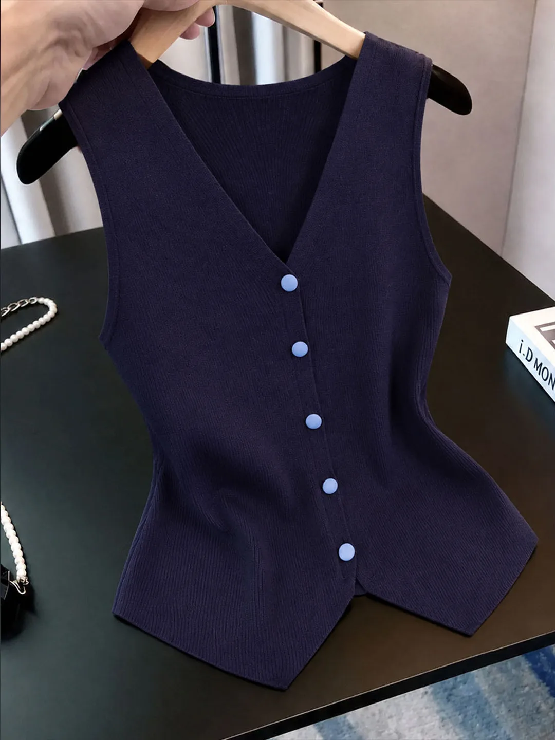 Fashionable V-Neck Single Button Slim Fit Knitted Vest Casual Sleeveless Summer Commute Style Top Women's Korean Straight Cut
Fashionable V-Neck Single Button Slim Fit Knitted Vest Casual Sleeveless Summer Commute Style Top Women's Korean Straight Cut