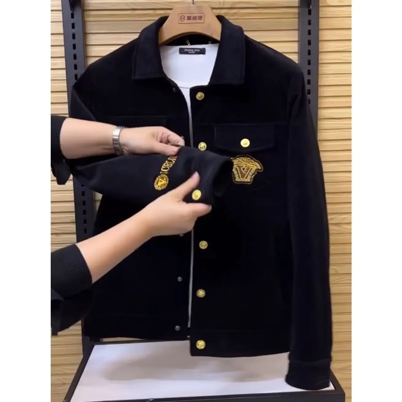 2025 autumn and winter new men's jackets are fashionable and versatile, trendy high-end casual lapel jackets, and tops
2025 autumn and winter new men's jackets are fashionable and versatile, trendy high-end casual lapel jackets, and tops