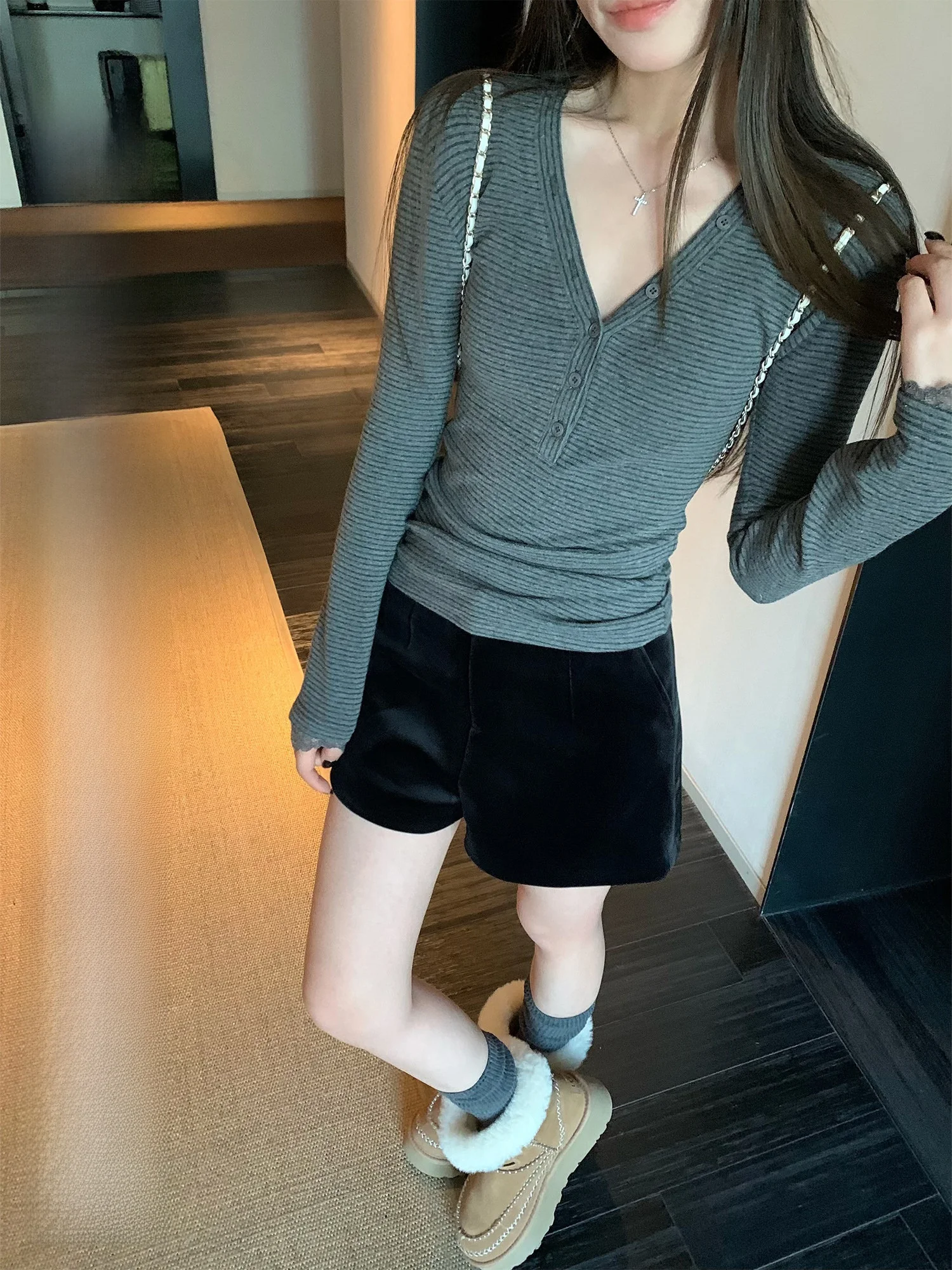 Женские бархатные брюки Hhi с широкими штанинами, повседневные, черные, с эффектом похудения, А-силуэт, с высокой талией, на пуговицах, зимний дизайн
Женские бархатные брюки Hhi с широкими штанинами, повседневные, черные, с эффектом похудения, А-силуэт, с высокой талией, на пуговицах, зимний дизайн